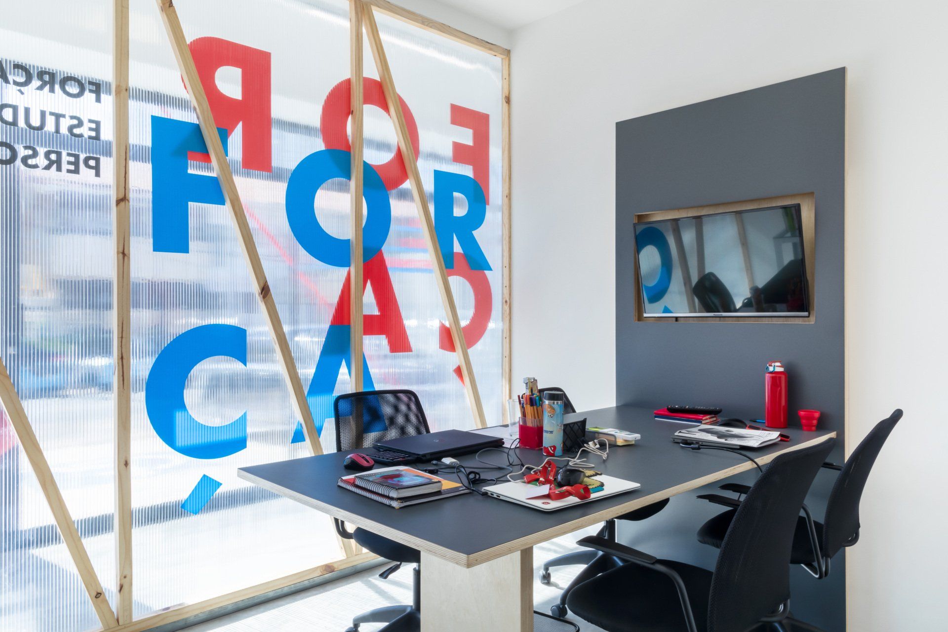 Uma sala de conferências com mesa e cadeiras e uma placa que diz para carro