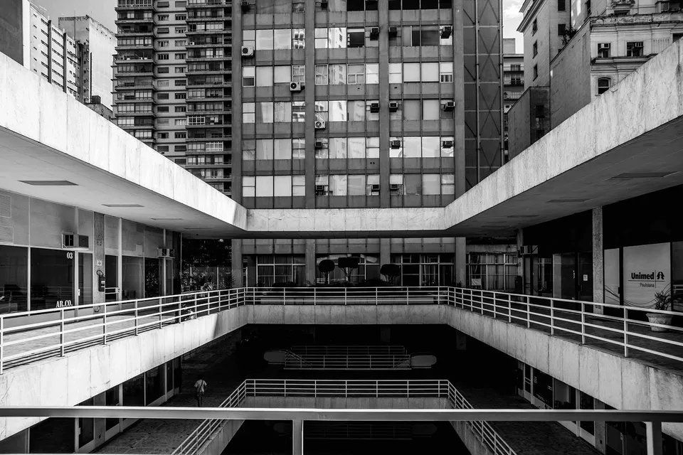 Uma foto em preto e branco de um prédio com muitas janelas