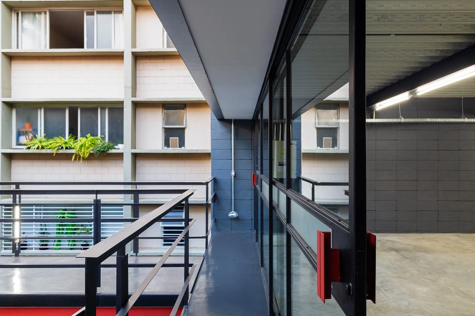 Um prédio com varanda e porta de vidro deslizante