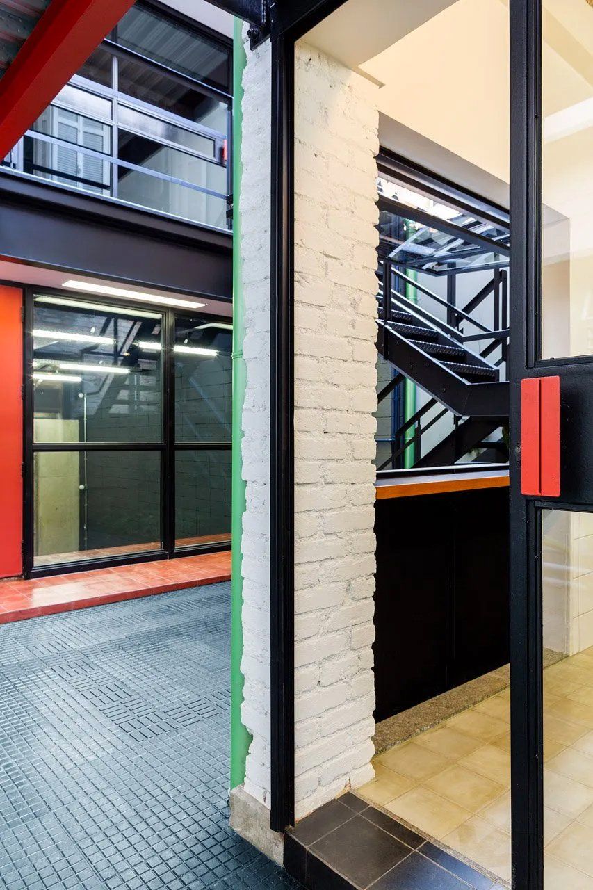 Um prédio com escada e parede de tijolos