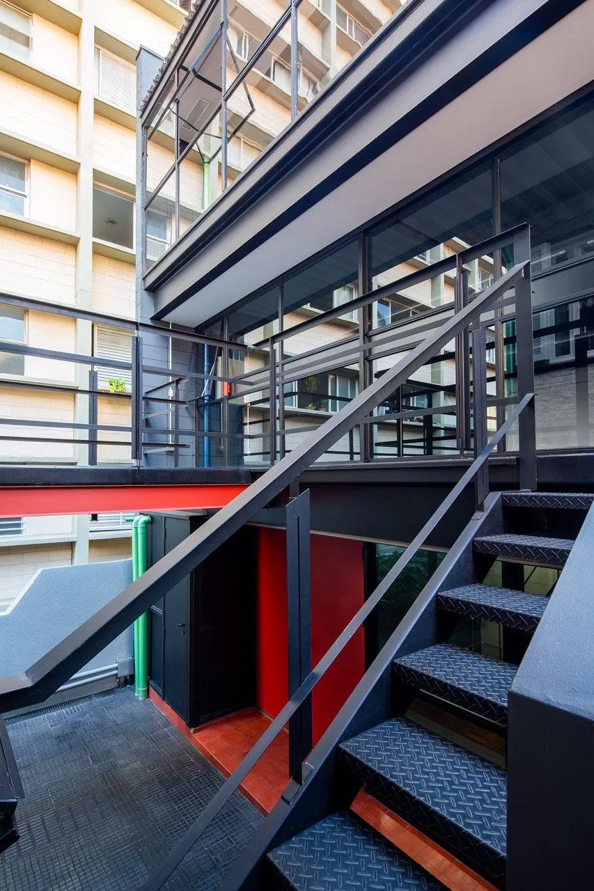 Um conjunto de escadas que levam a um prédio