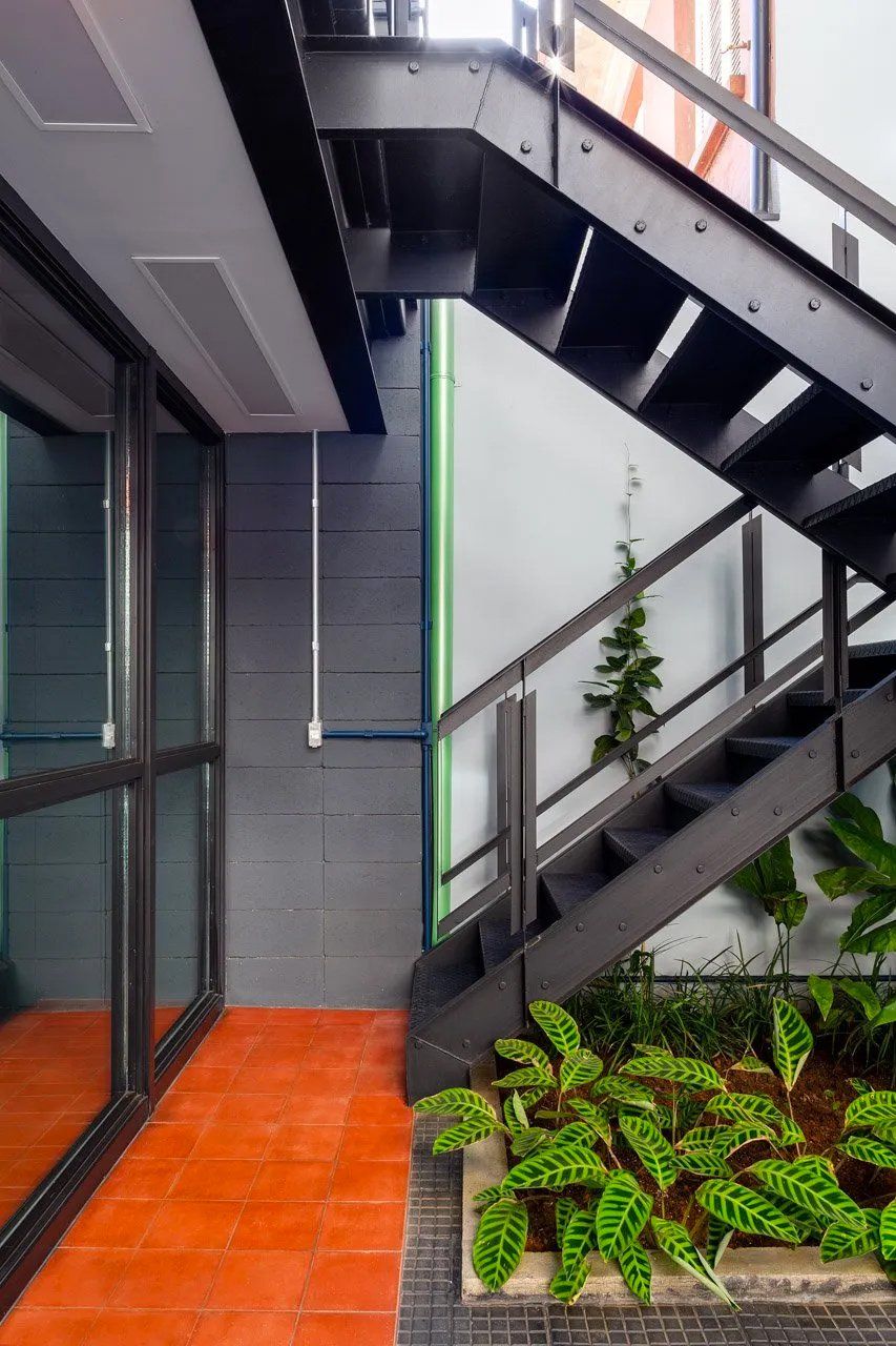 Um conjunto de escadas que levam a um prédio