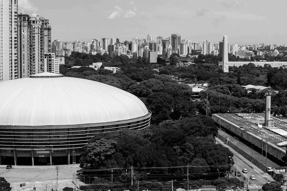 Uma foto em preto e branco de uma grande cúpula no meio de uma cidade.