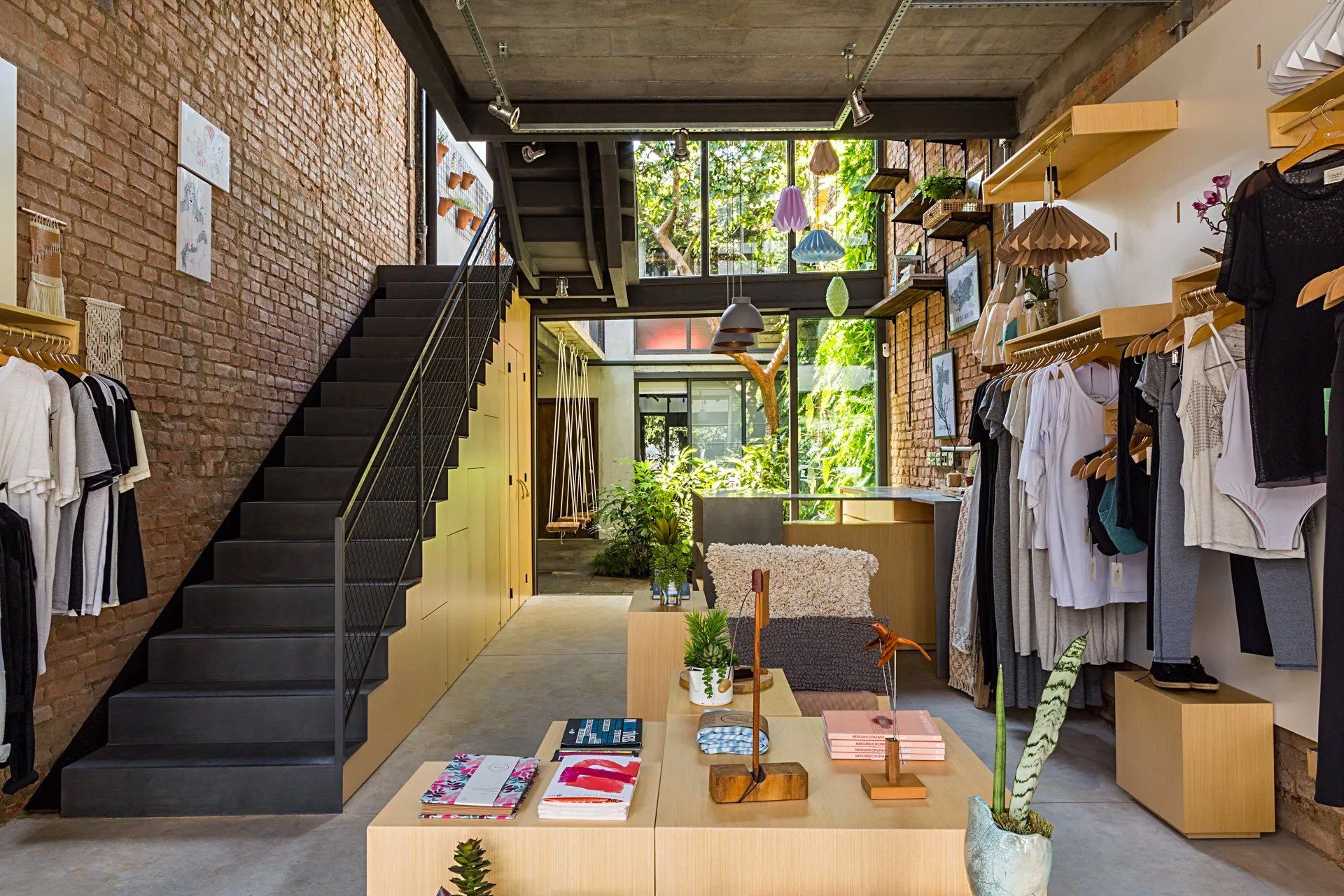 Uma loja de roupas com uma escada que leva ao segundo andar.