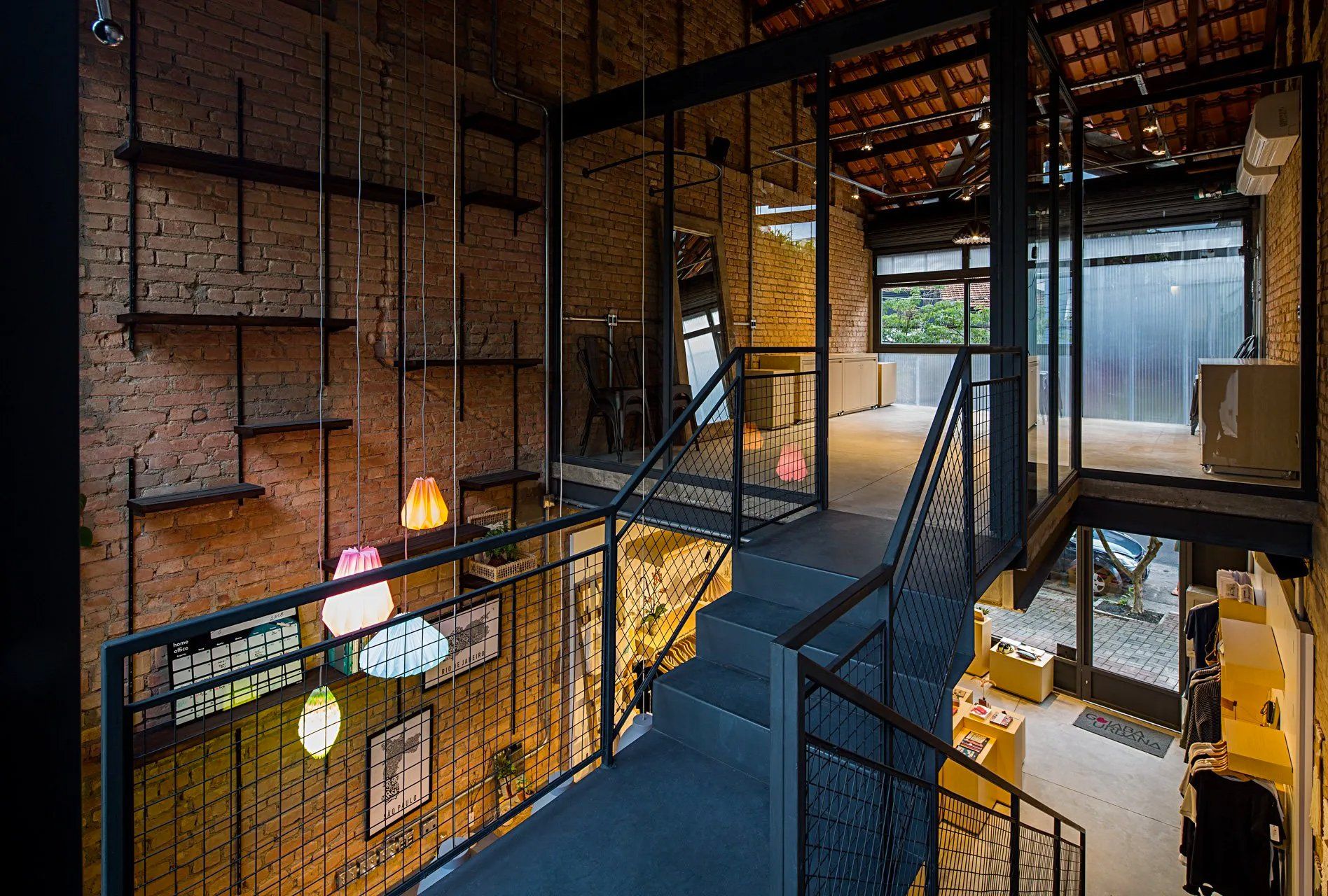 Uma escada que leva ao segundo andar de um edifício.