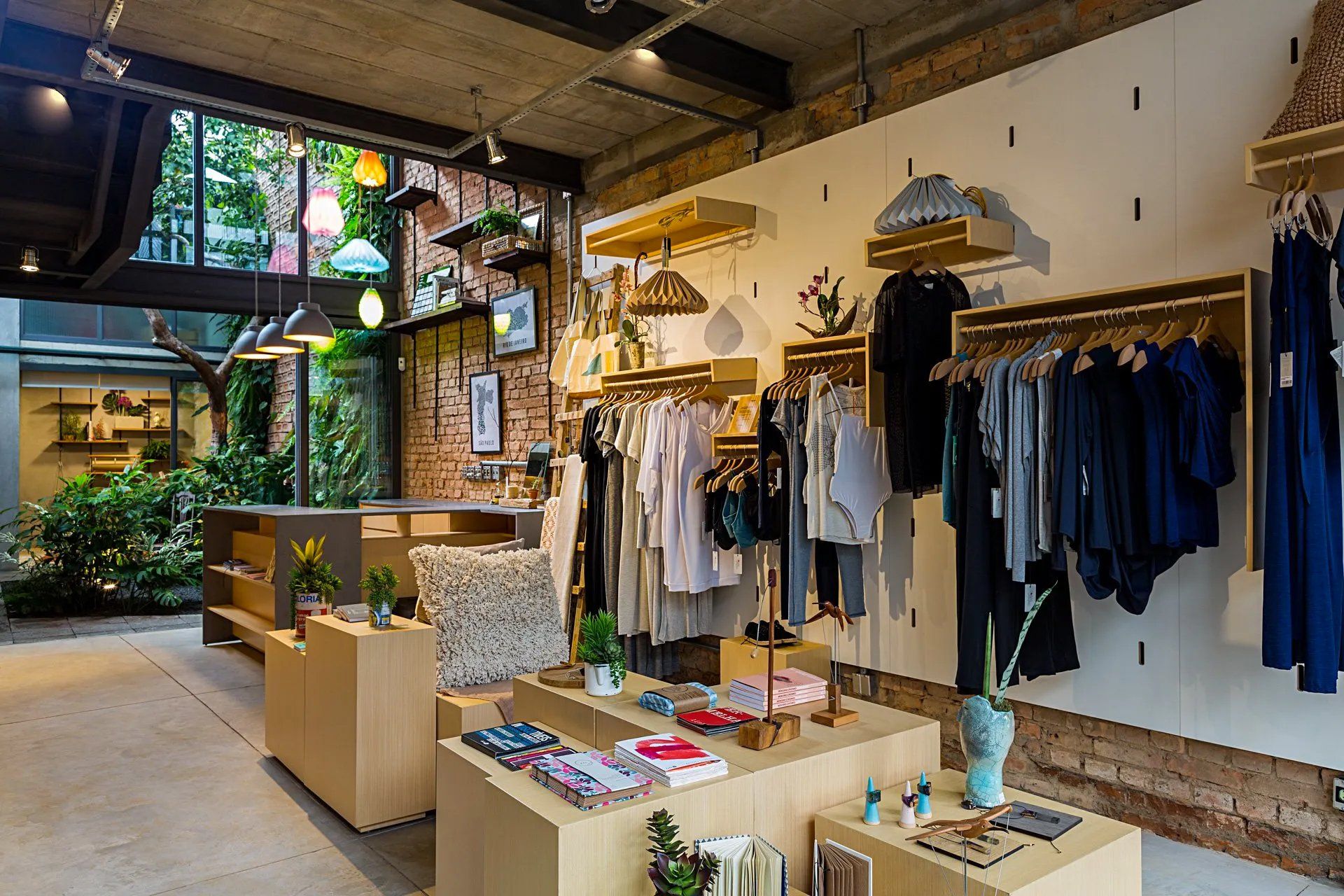 Uma loja de roupas com muitas roupas penduradas nas paredes.