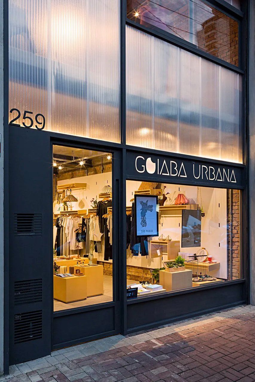 Uma frente de loja com muitas montras e uma placa que diz cidade urbana.