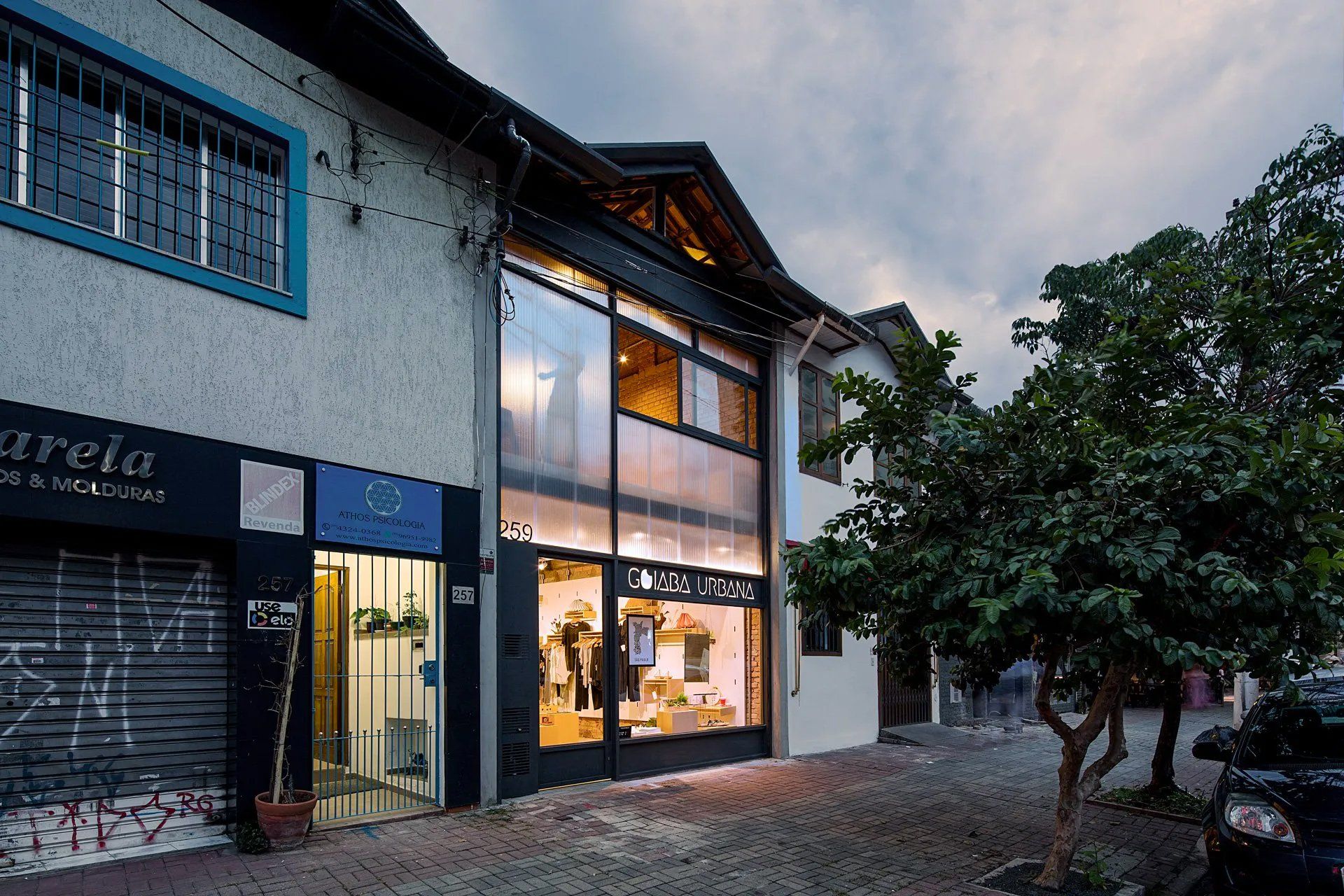 Um prédio com uma motocicleta estacionada na frente dele