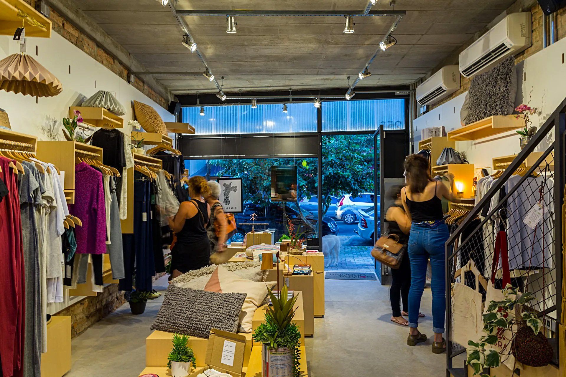 Um grupo de pessoas está fazendo compras em uma loja de roupas.