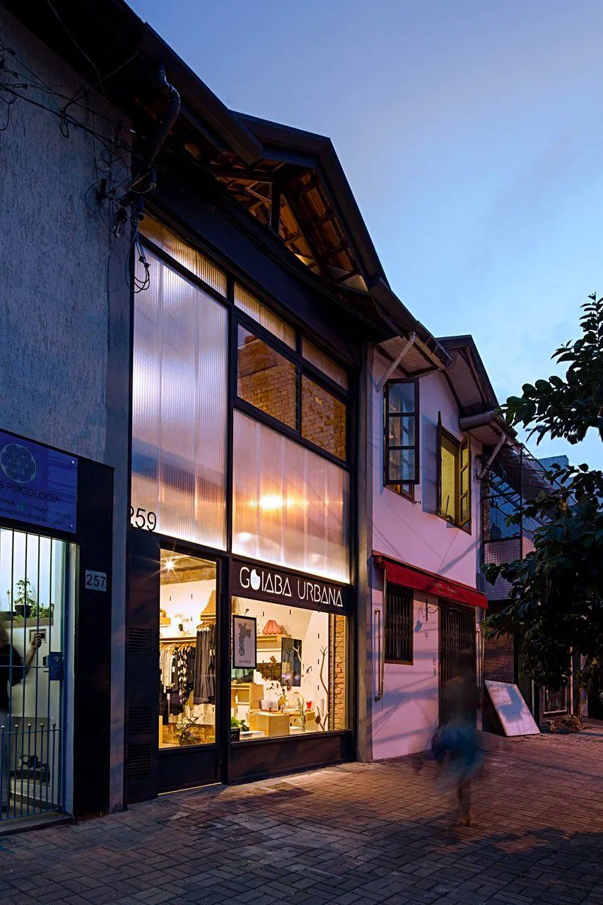 Um prédio com muitas janelas e um toldo vermelho