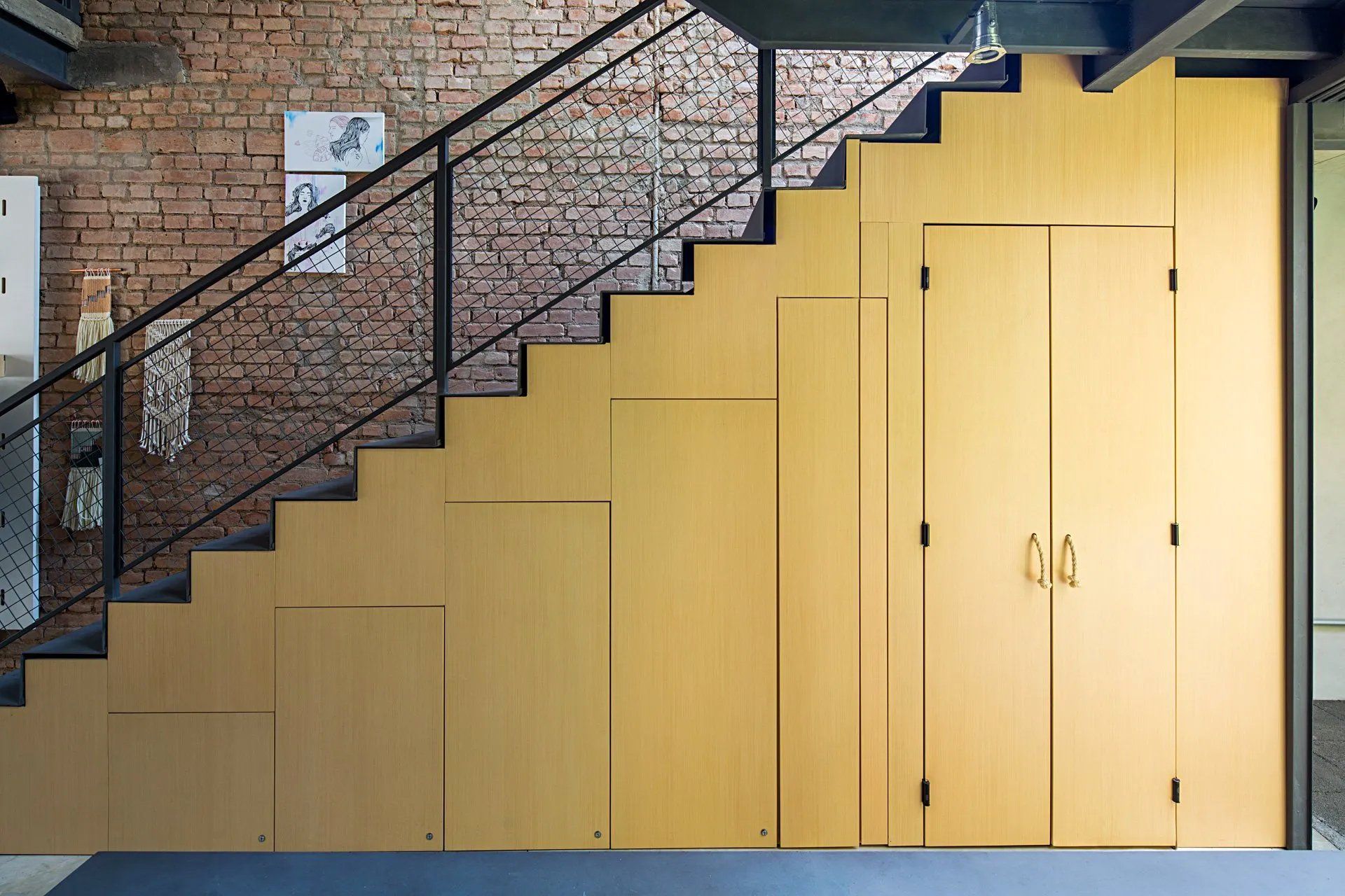 Um conjunto de escadas com uma parede de tijolos atrás delas.