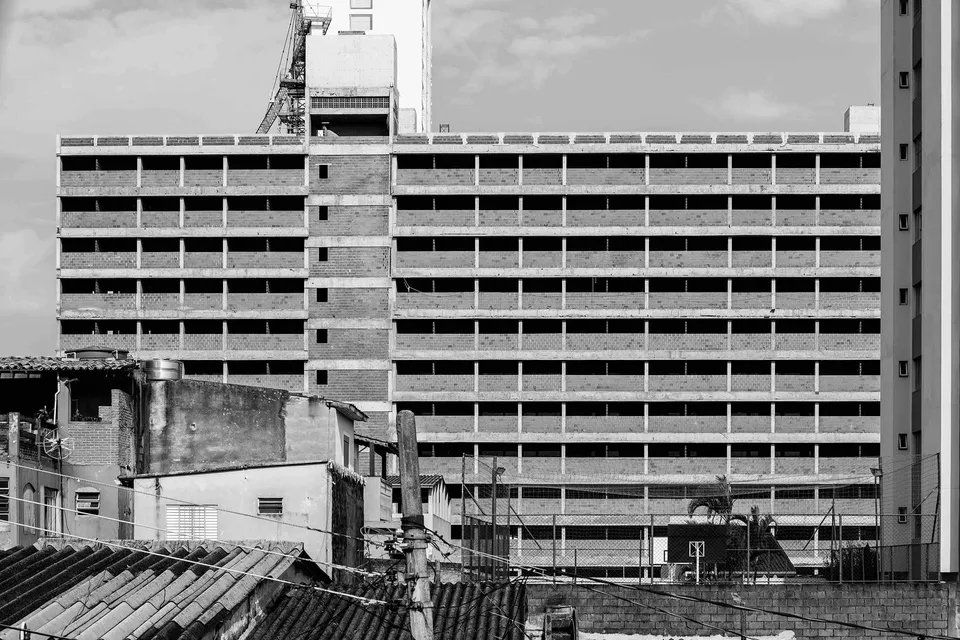 Uma foto em preto e branco de um grande edifício em construção.