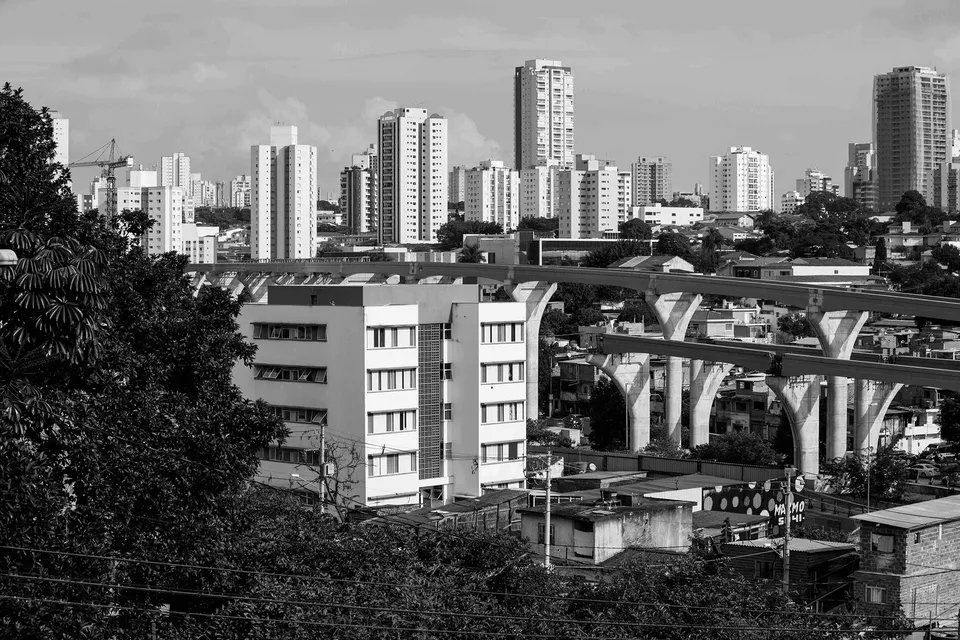Uma foto em preto e branco do horizonte de uma cidade