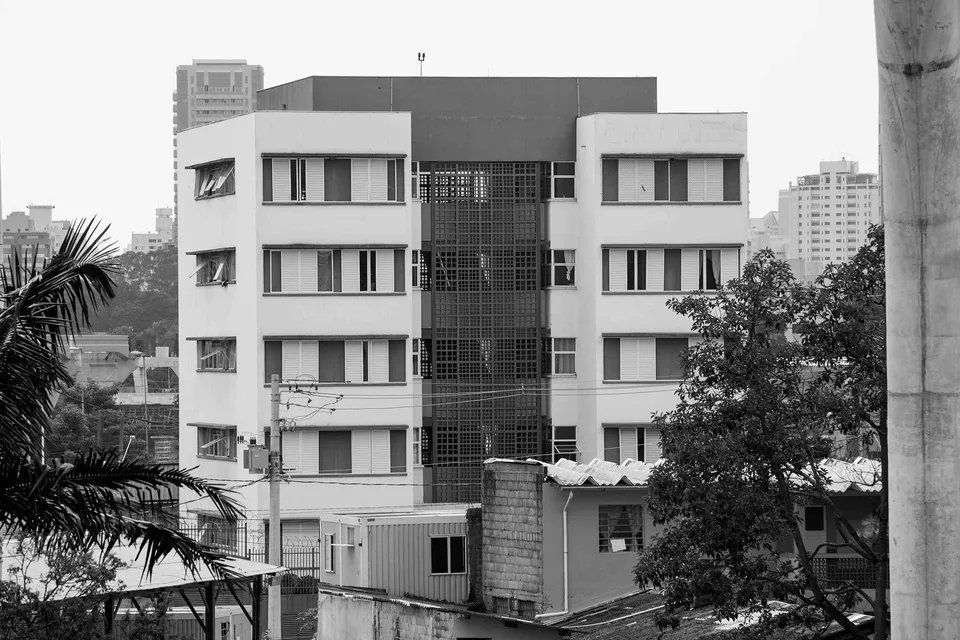 Uma foto em preto e branco de um grande edifício com muitas janelas.