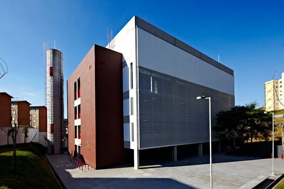 Um grande edifício com fachada de tijolos e telhado branco