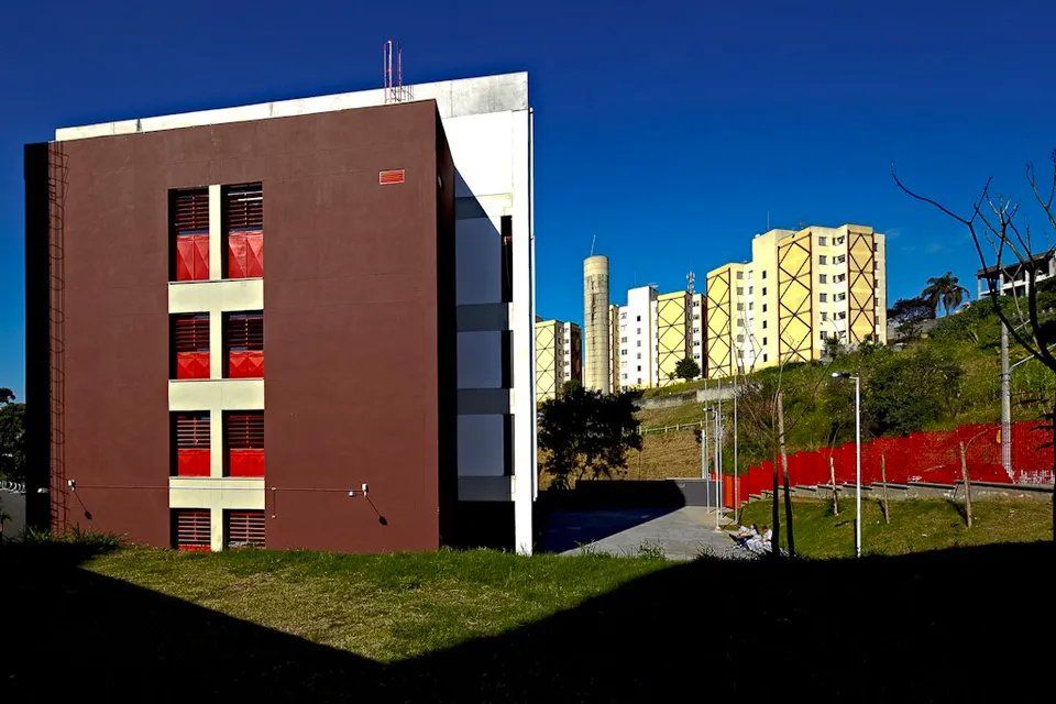 Um prédio marrom e branco com muitas janelas