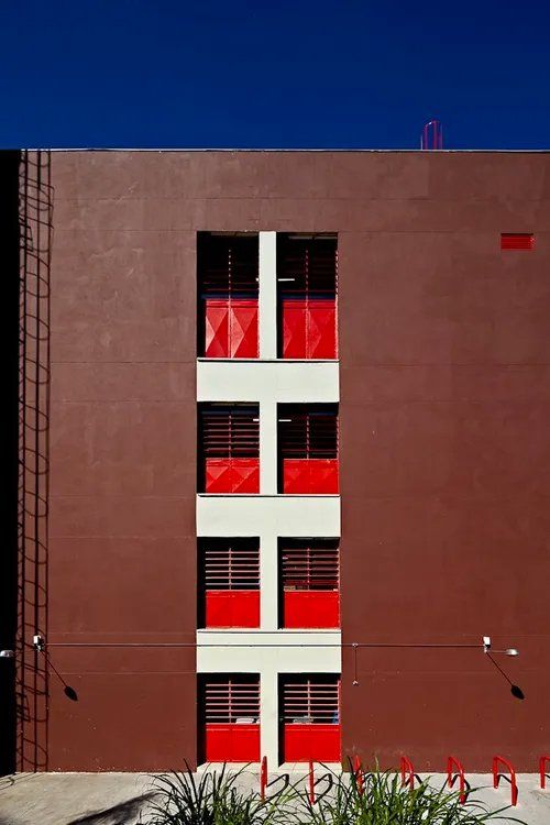 Um edifício vermelho e branco com portas e escadas vermelhas
