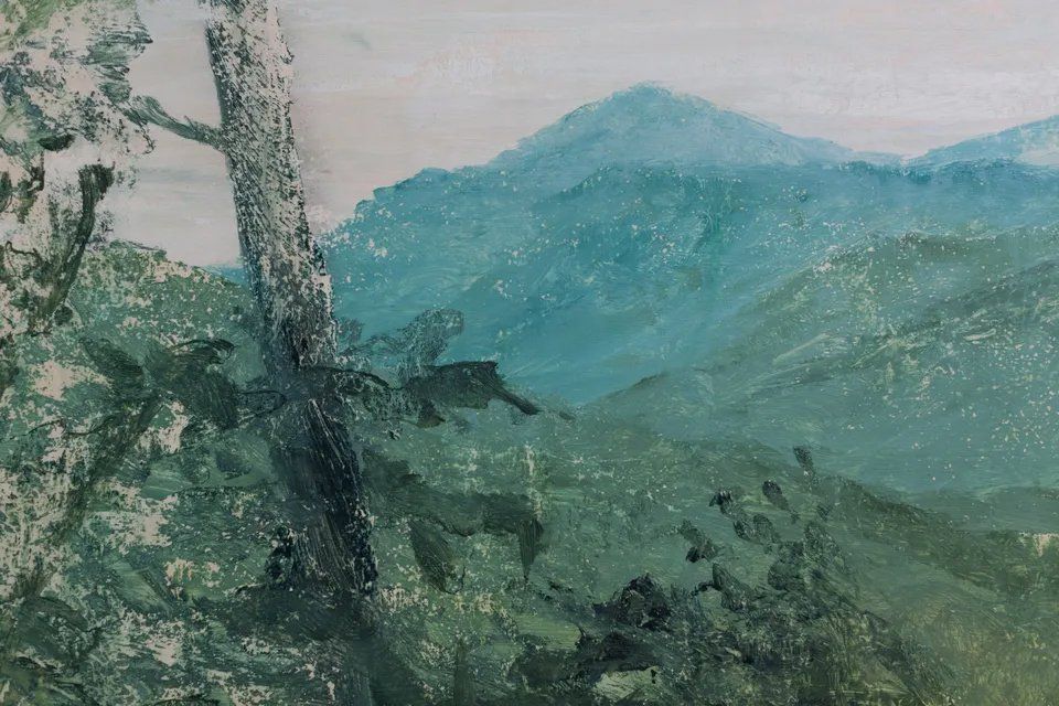 Uma pintura de uma árvore em primeiro plano e montanhas ao fundo.