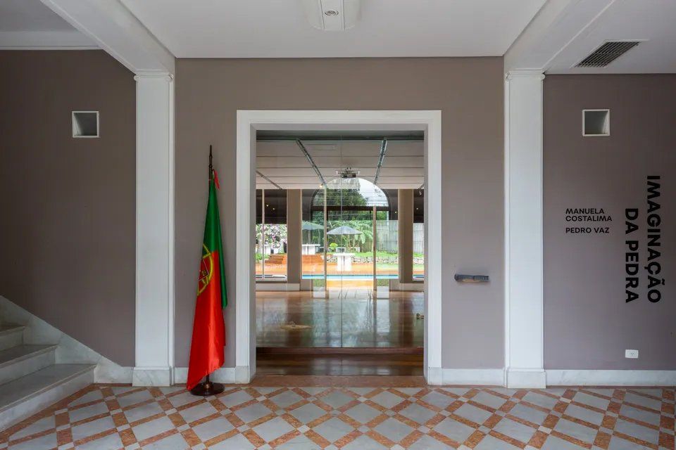 Uma sala vazia com uma placa que diz imaginação da pedra