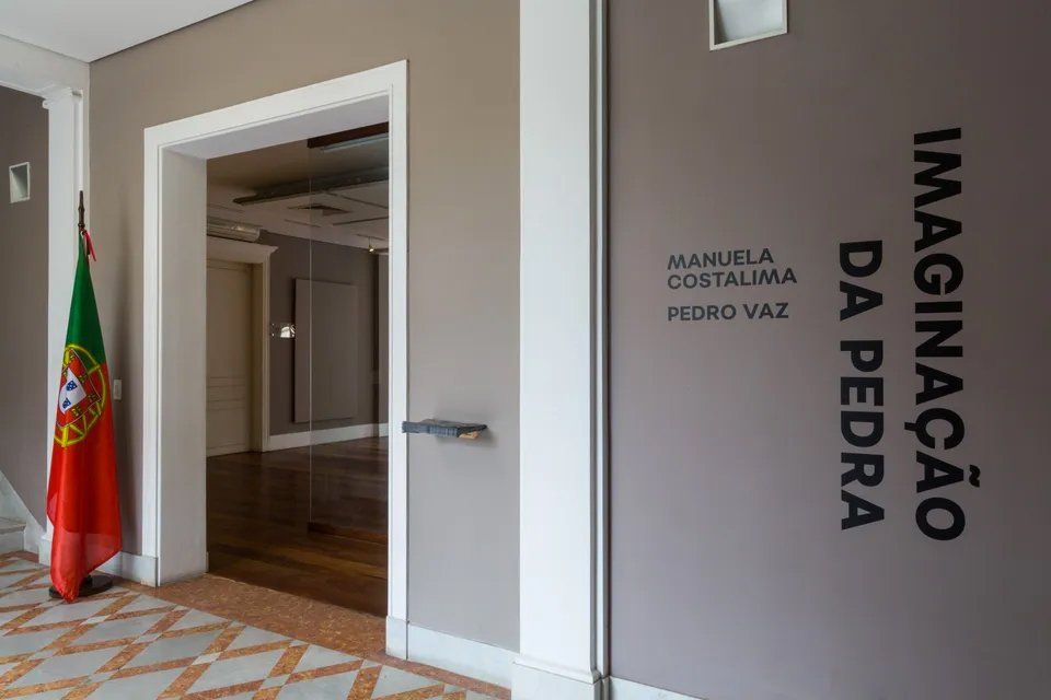 Uma porta com uma bandeira portuguesa na frente.