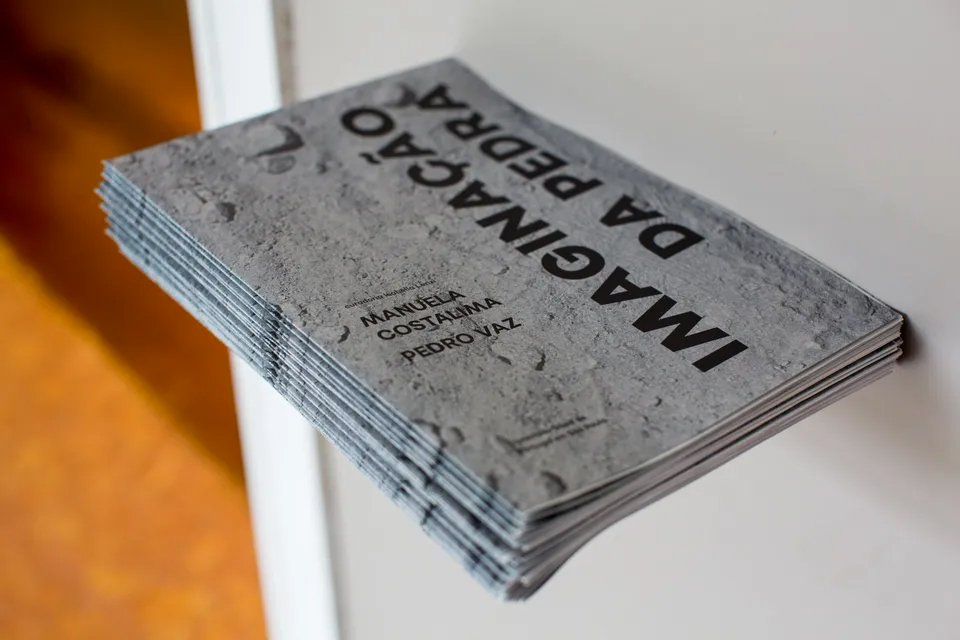 Uma pilha de cartões de visita que dizem imaginação da pedra