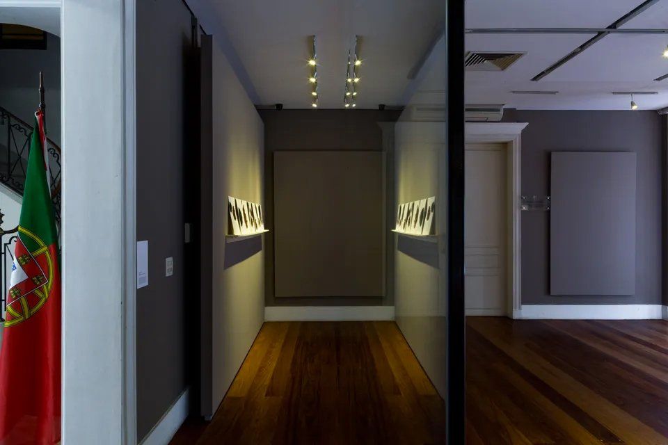 Um corredor com uma bandeira portuguesa pendurada na parede