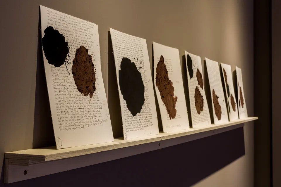 Uma prateleira com uma fileira de pinturas