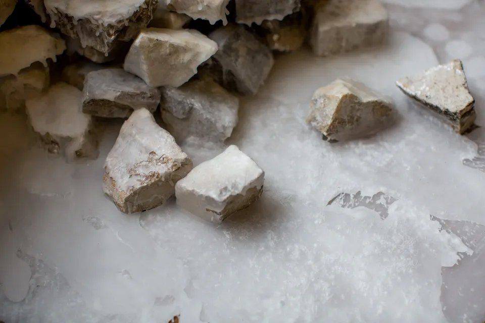 Uma pilha de pedras em cima de uma superfície branca.