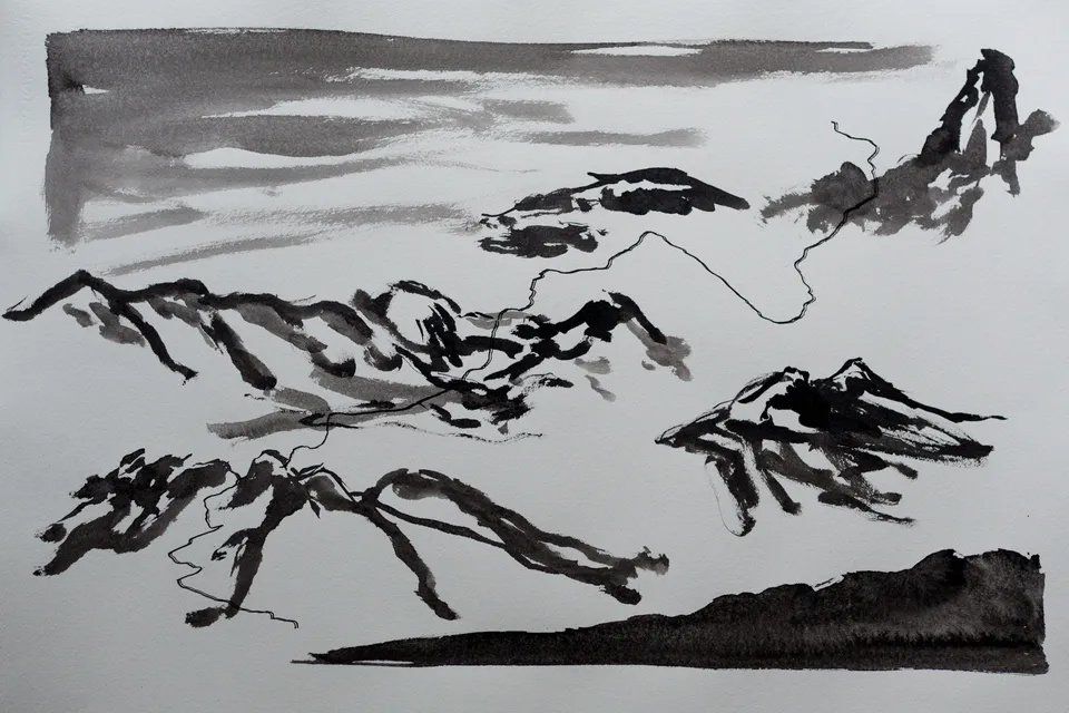 Um desenho em preto e branco de uma cordilheira