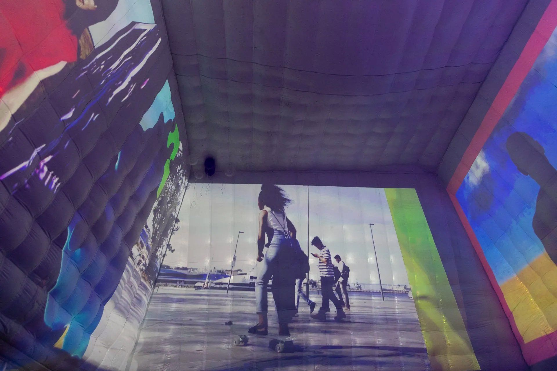 Um grupo de pessoas está andando por uma rua em um túnel.