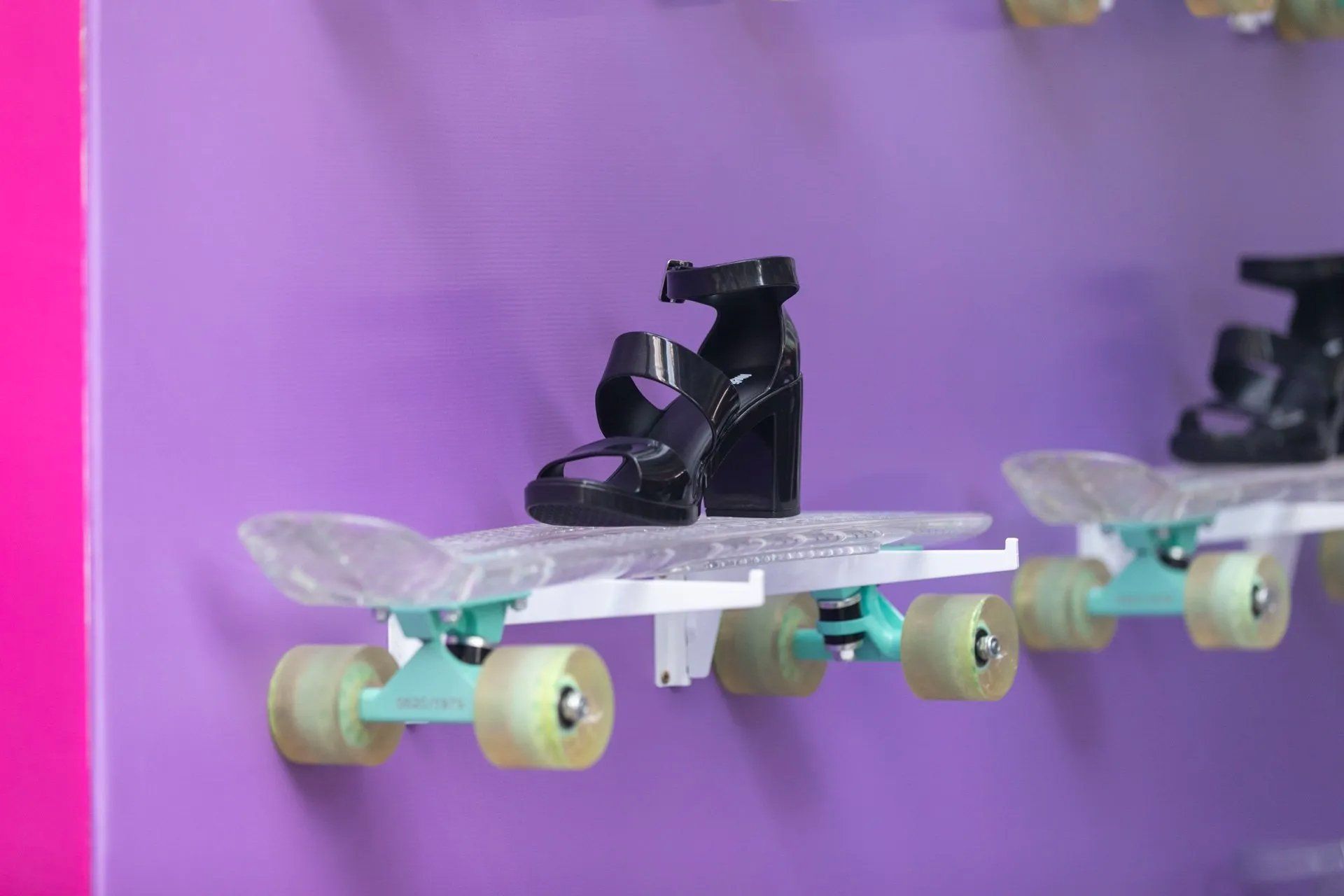 Um par de sapatos está em cima de um skate.