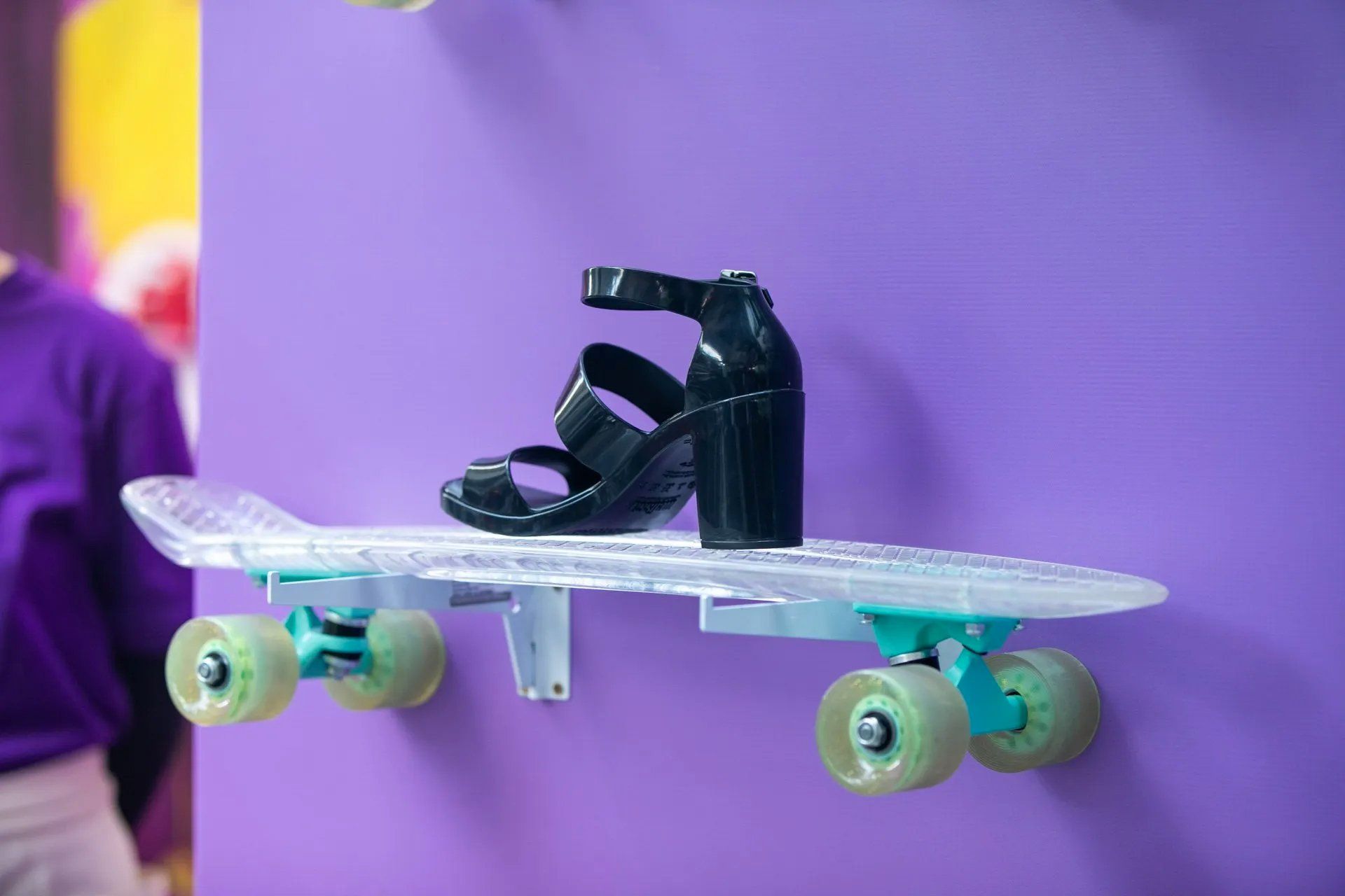 Um par de sapatos está em cima de um skate.