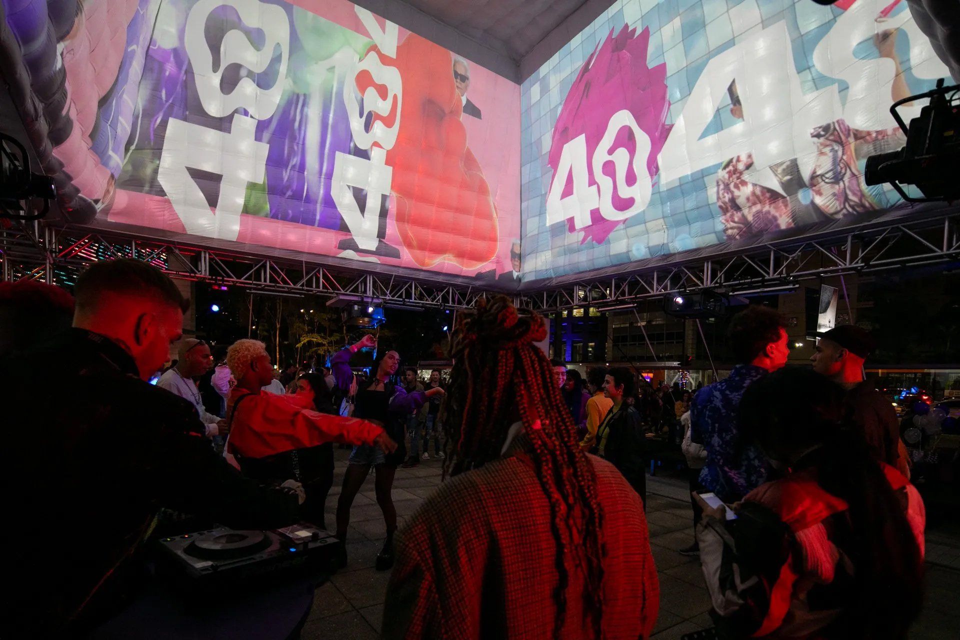 Um grupo de pessoas está diante de uma tela grande.