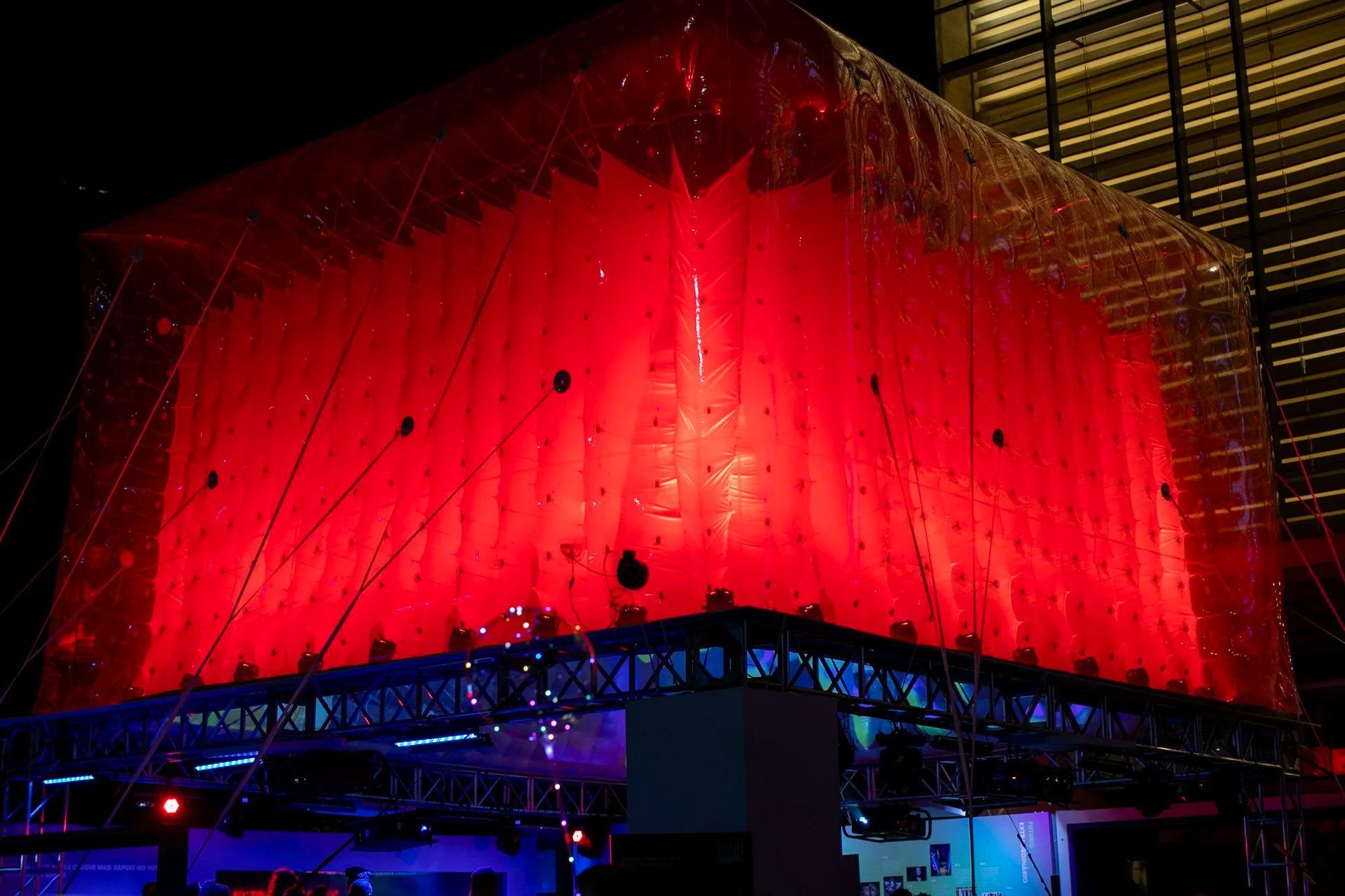 Um prédio com uma luz vermelha saindo dele