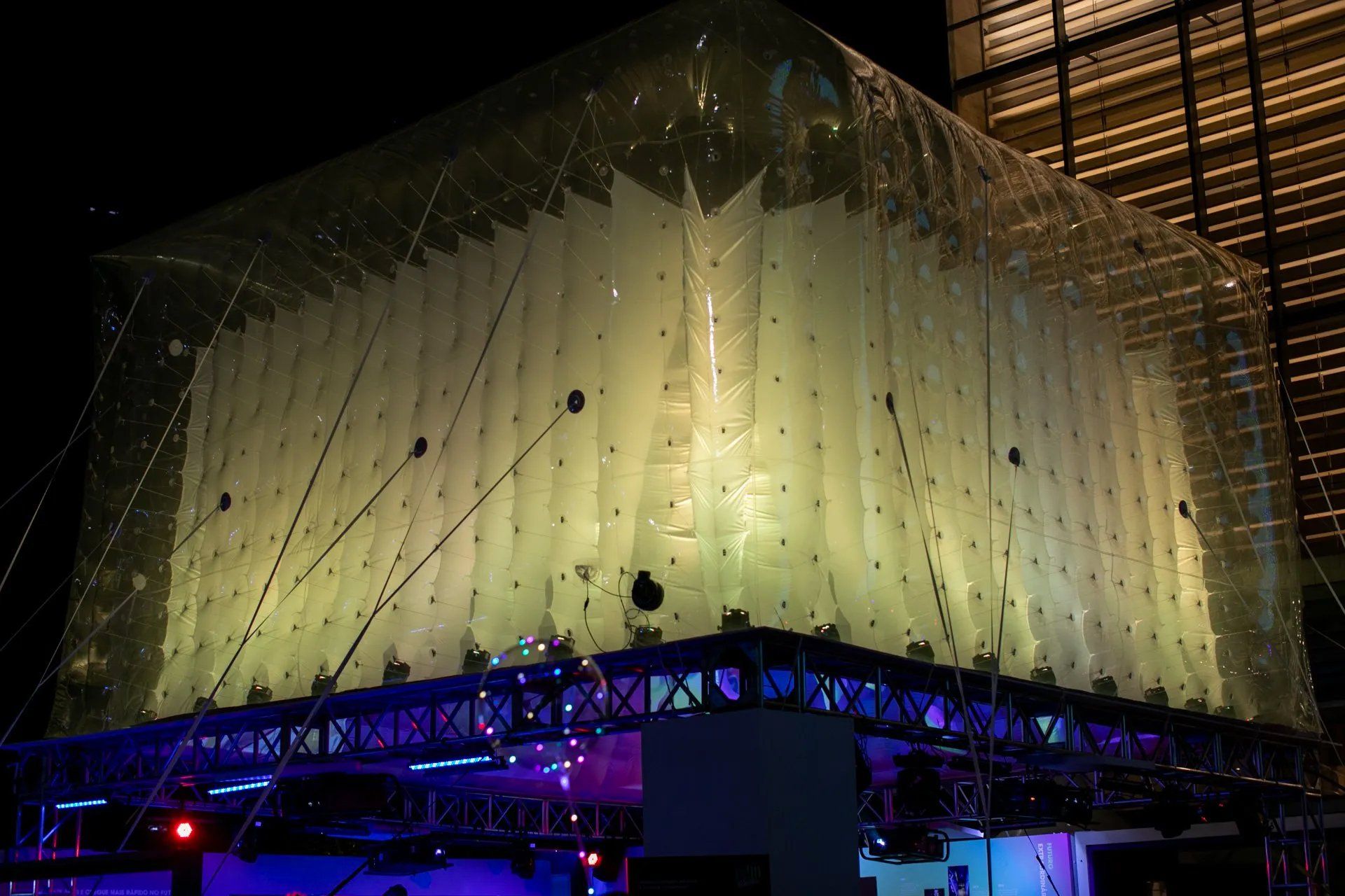 Um grande edifício com muitas luzes acesas