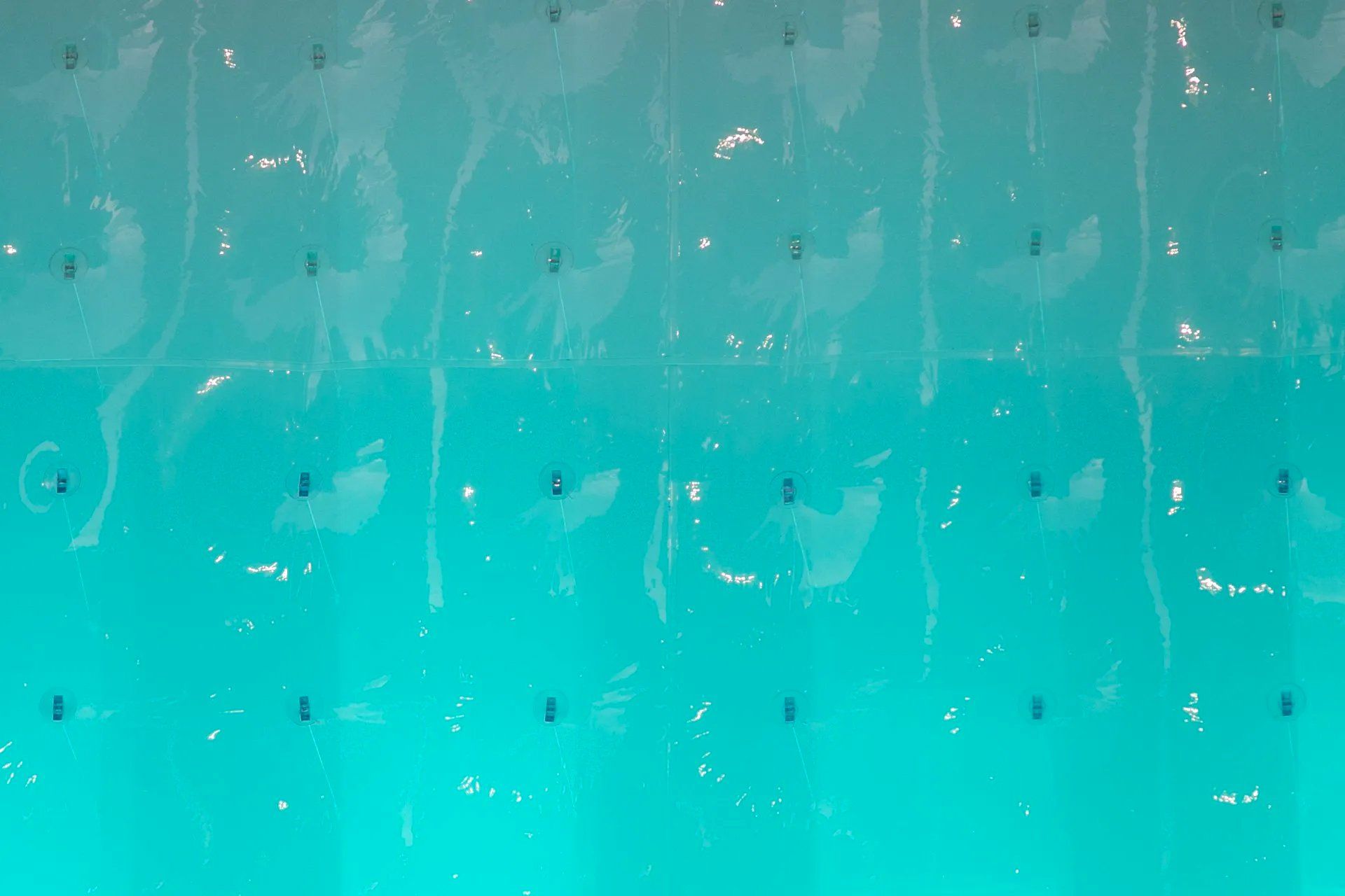 Um close de um teclado em uma piscina.