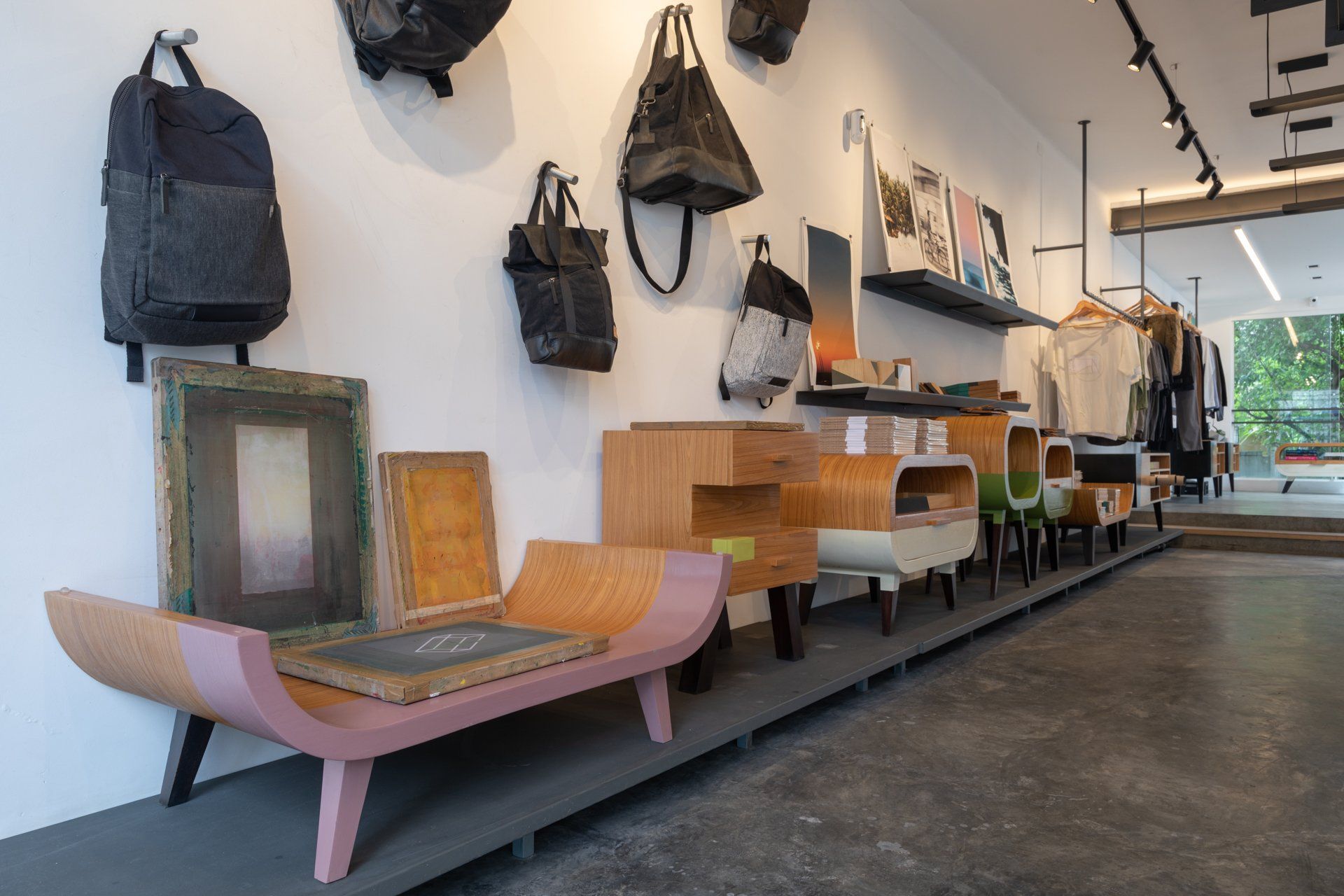 Uma loja com muitos móveis e bolsas na parede