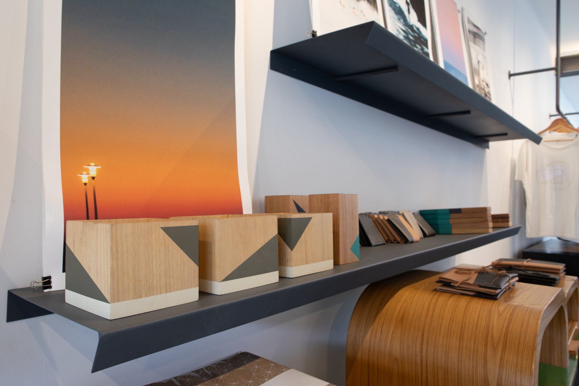 Uma prateleira com muitos blocos de madeira