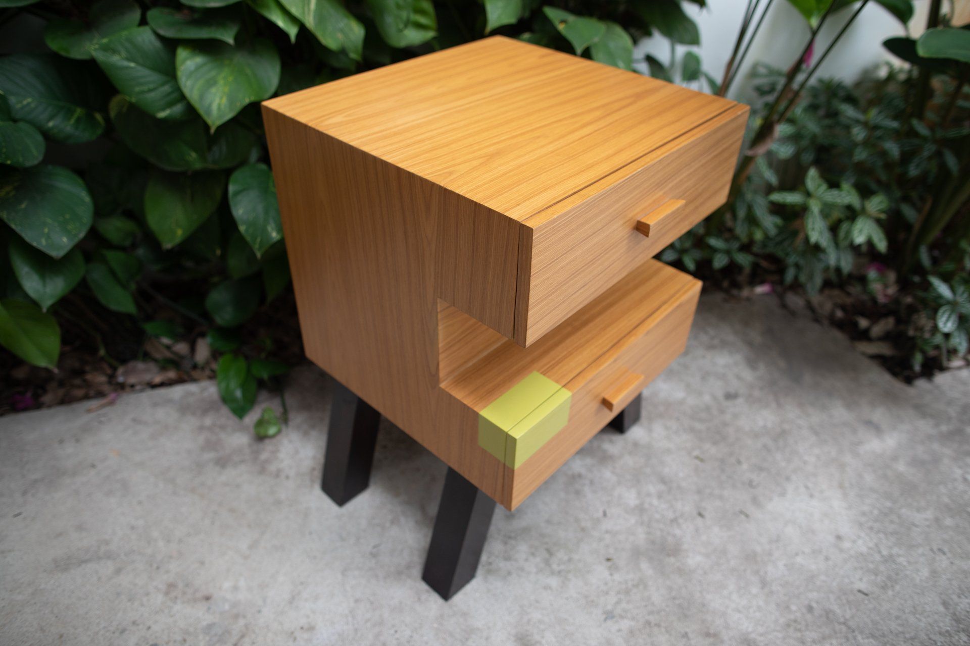 Uma pequena mesa de madeira com duas gavetas