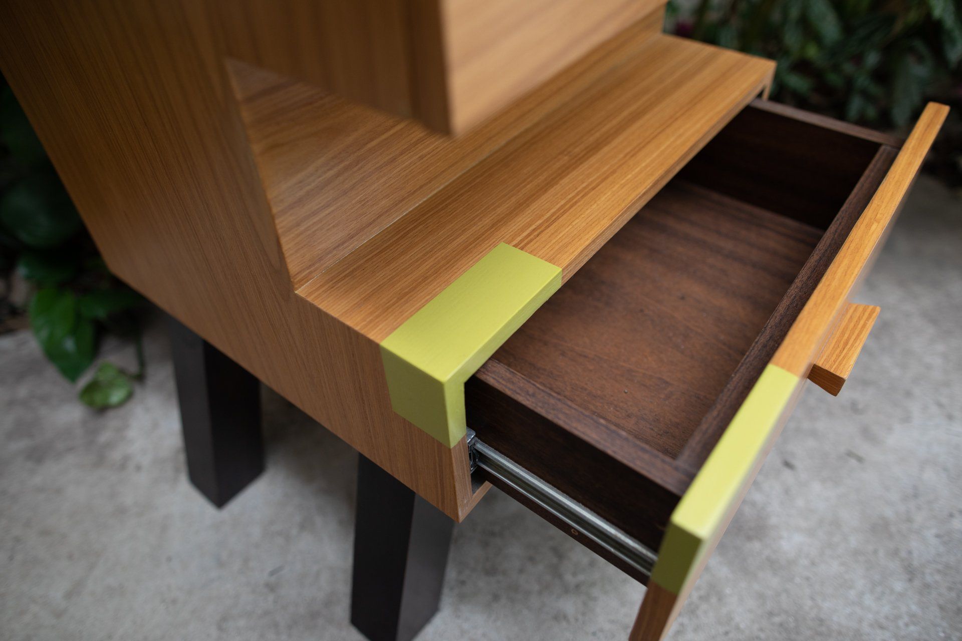 Um close de uma gaveta de madeira sobre uma mesa de madeira.