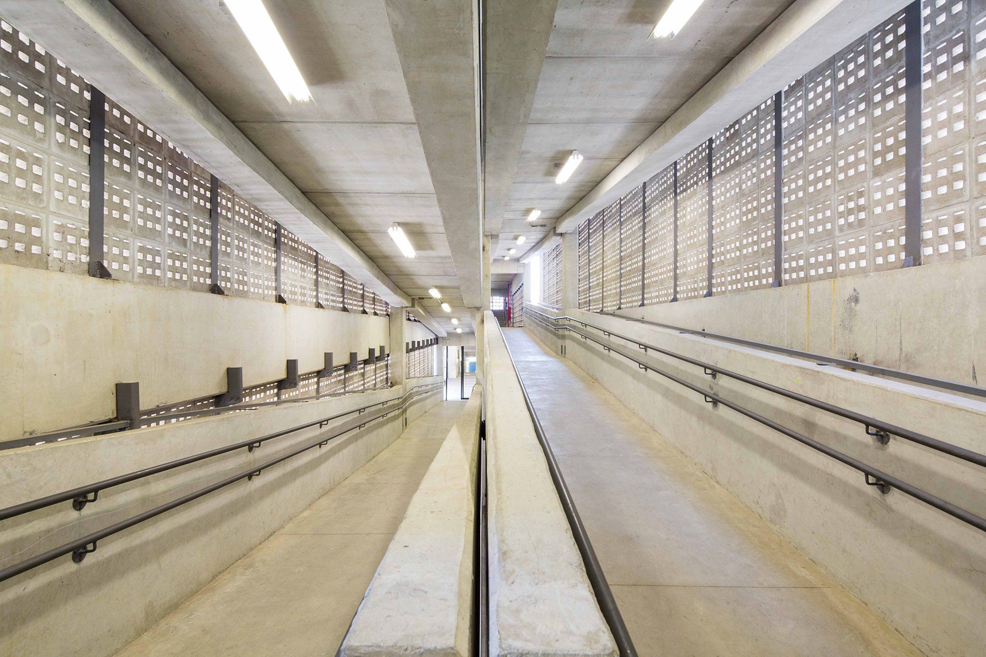 Um longo túnel com uma escada descendo