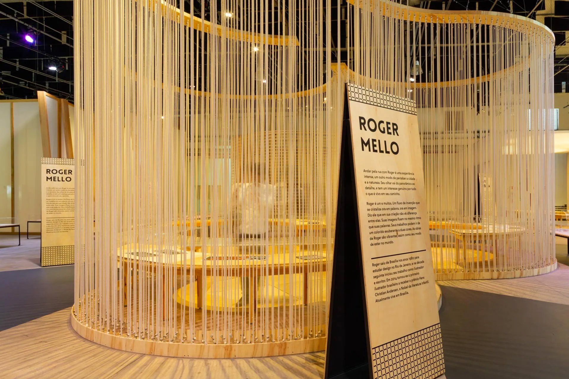 Um quarto com uma placa que diz Roger Mello