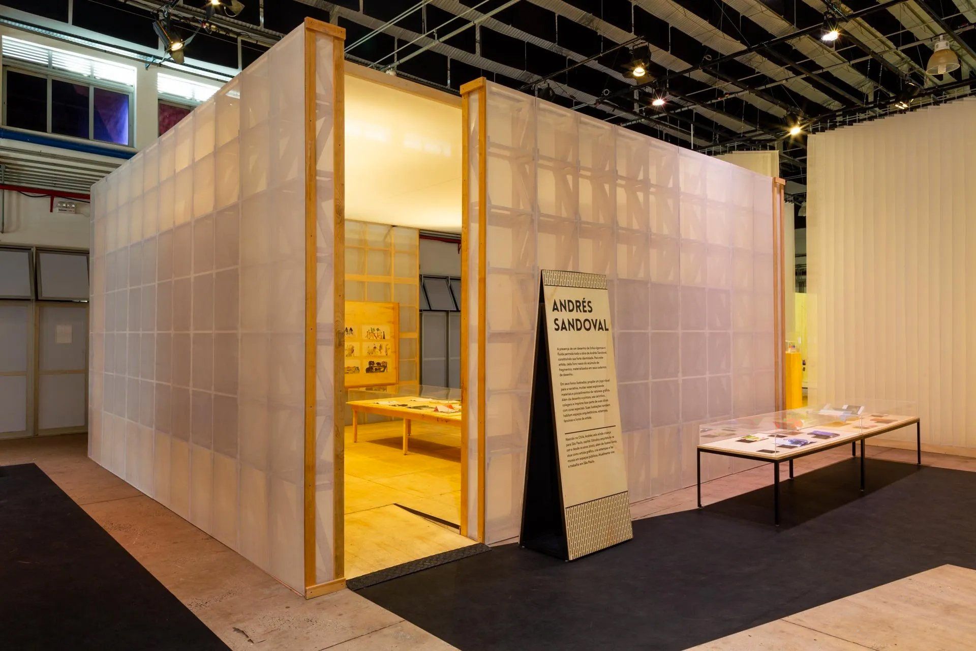 Uma sala com uma mesa e uma placa que diz 'a' nela.