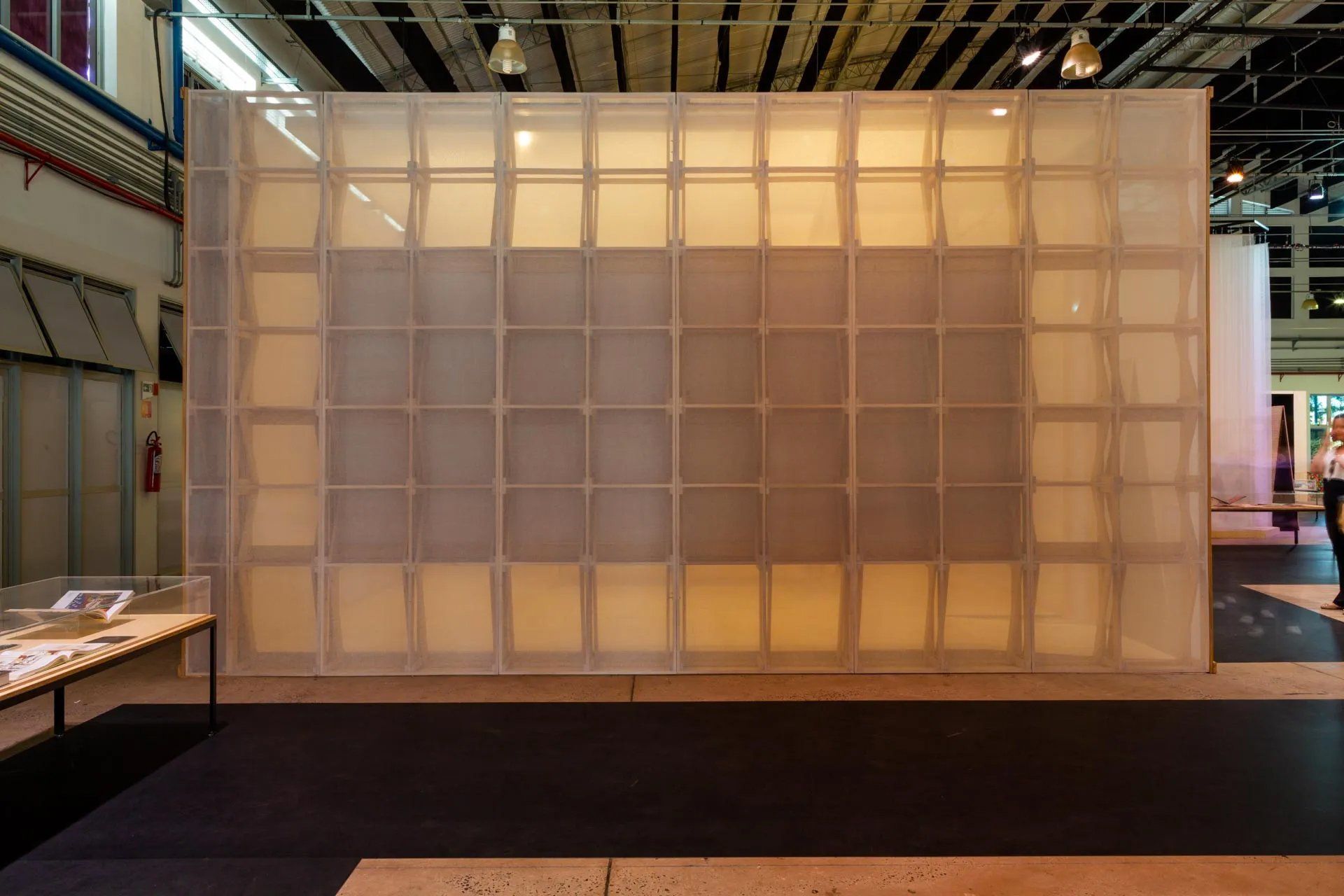 Uma grande parede com muitos quadrados em uma sala.