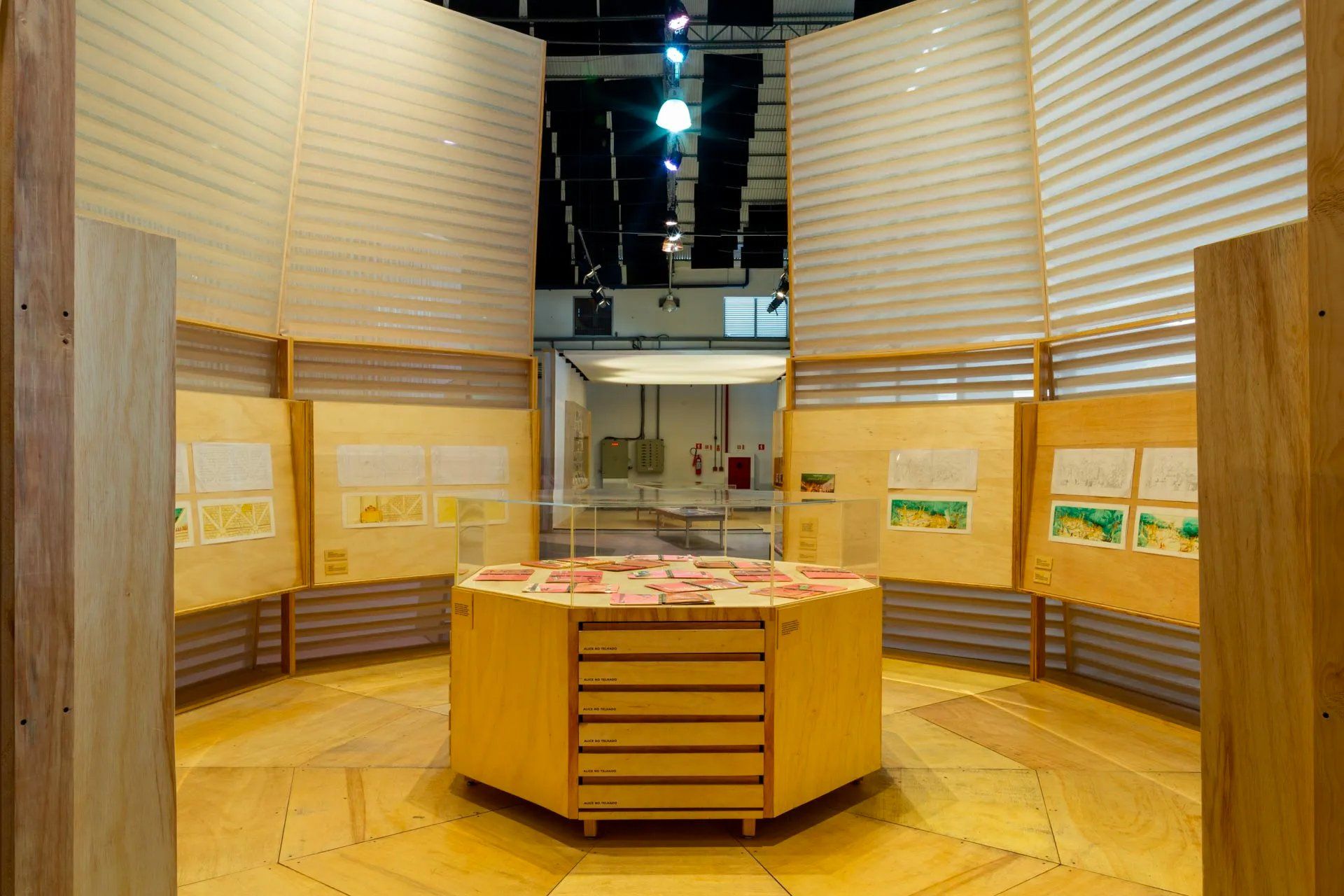 Uma sala com uma mesa redonda no meio.