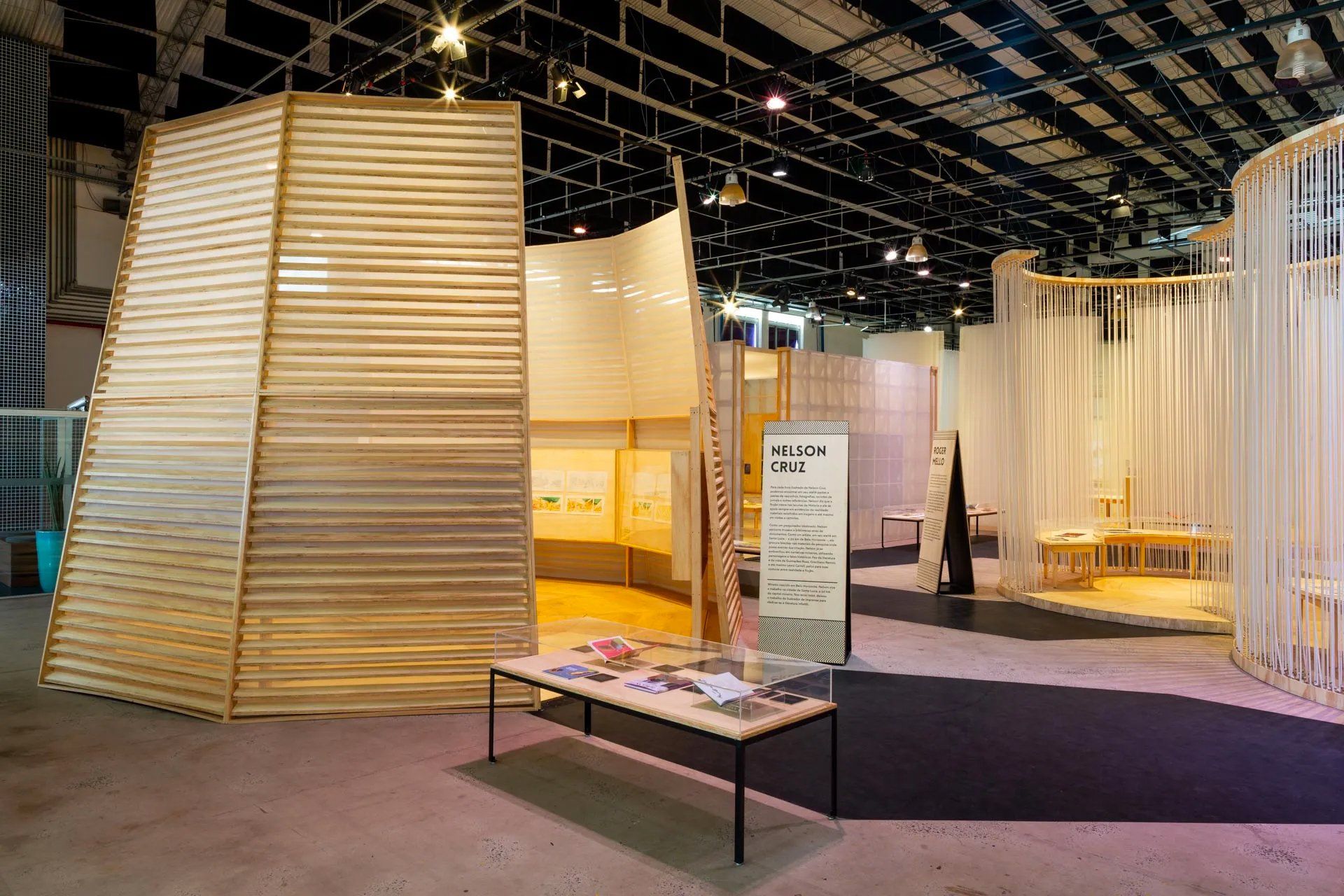 Há uma mesa no meio da sala.