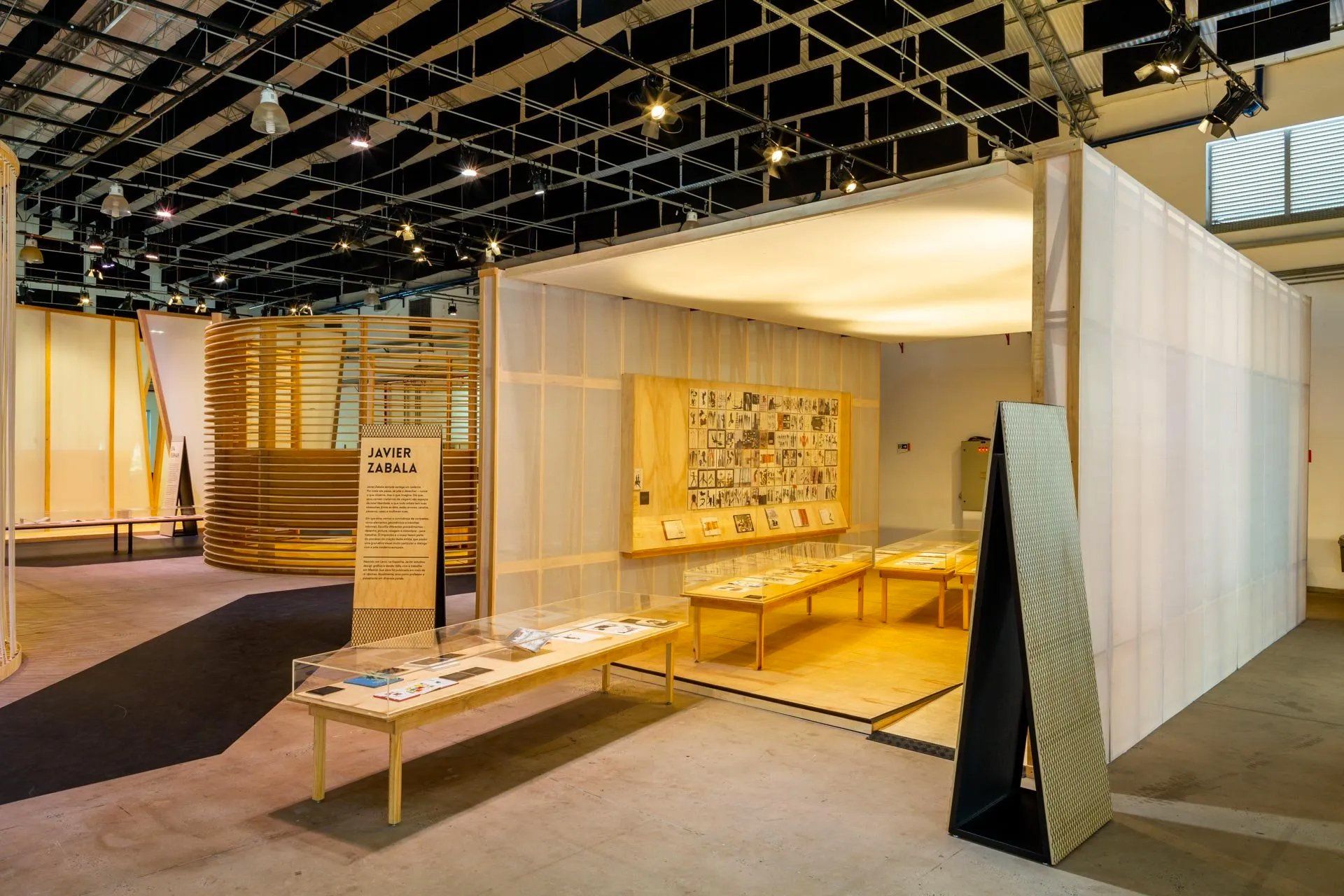 Uma sala com uma mesa e um espelho.