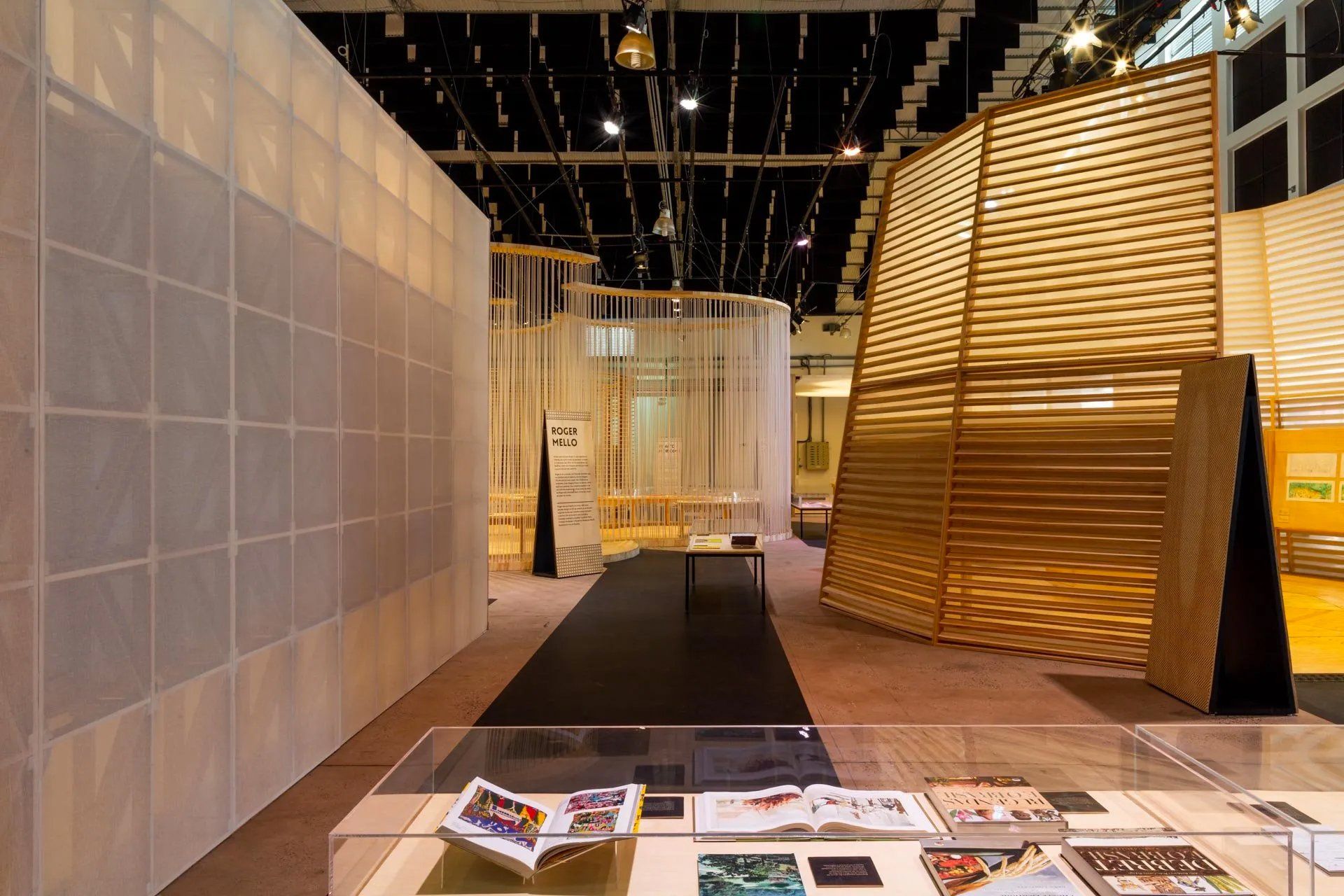 Uma sala com muitas paredes e uma mesa com livros.