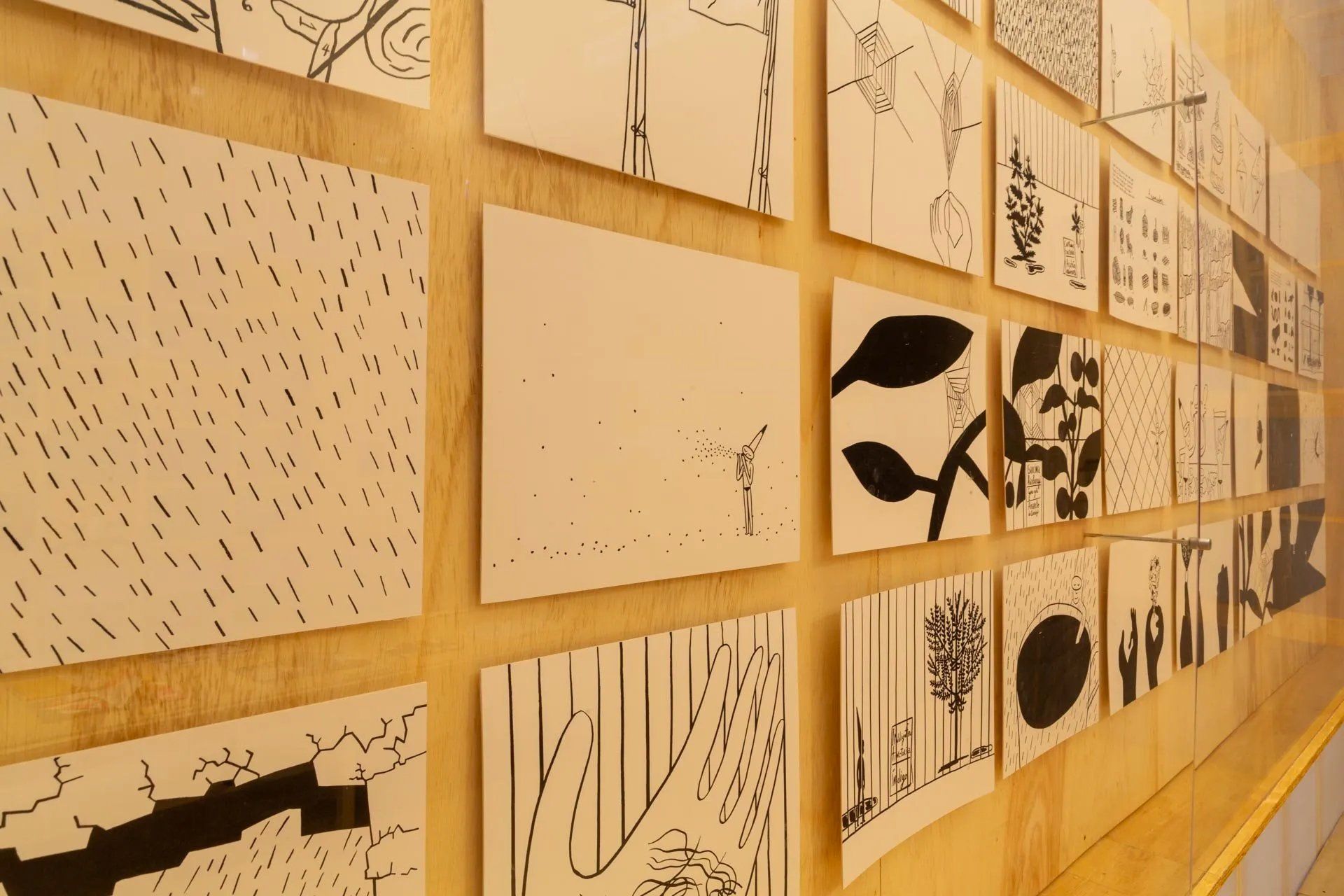 Uma parede com muitos desenhos