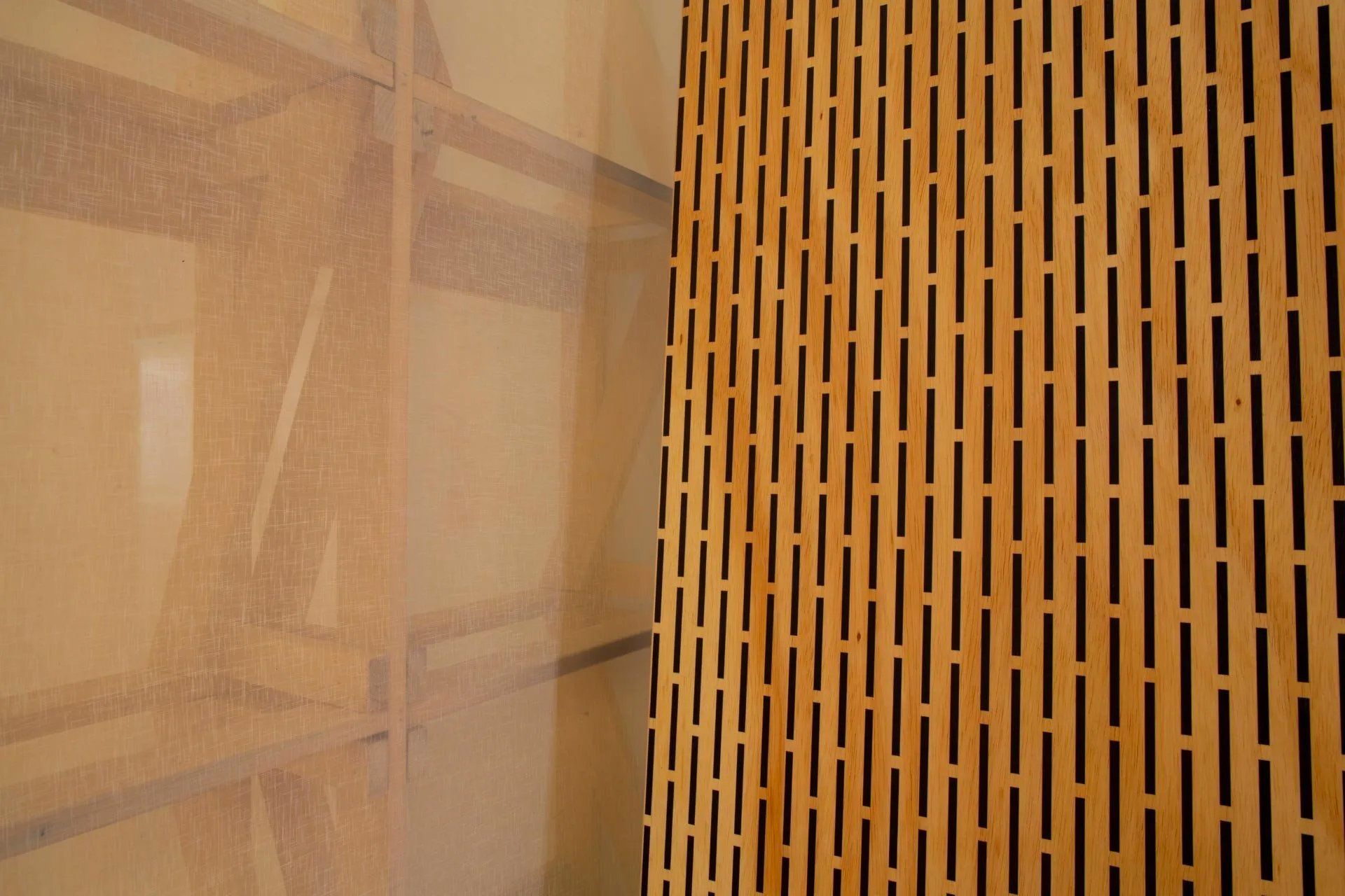 Um close de uma parede de madeira com um padrão.